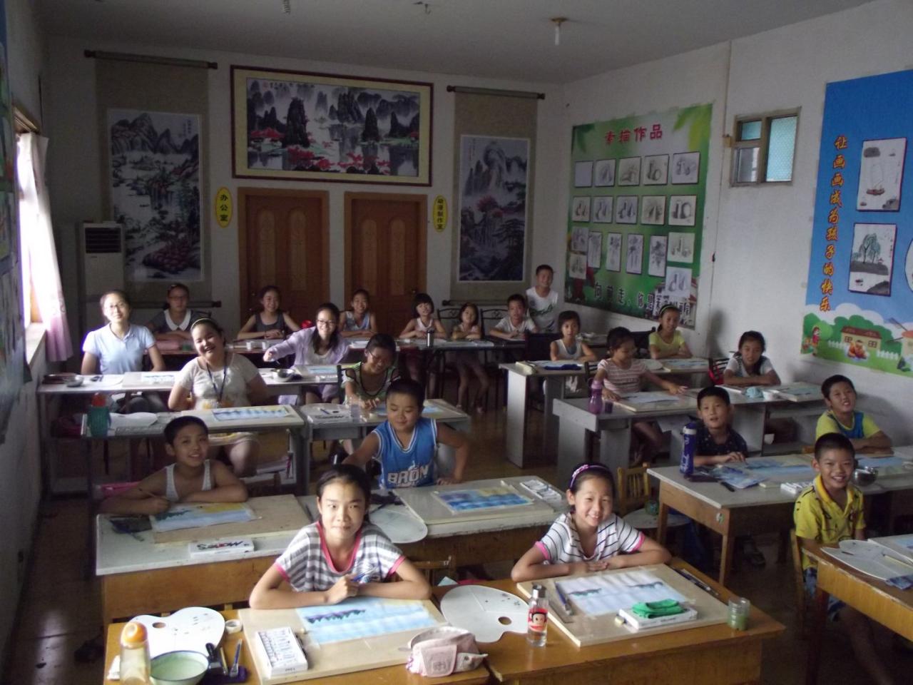 圆梦画室一部提高班学生微笑的情景