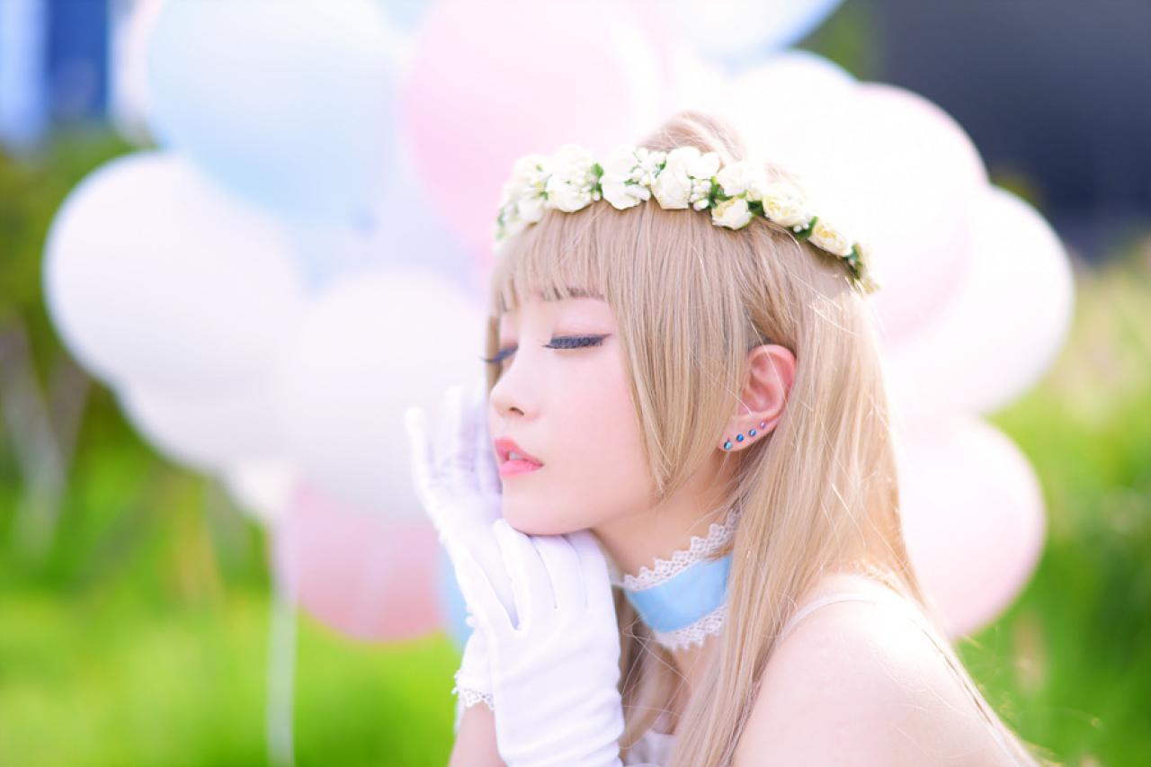 兔娘tomia扮南小鸟轻闭双眼，靠在叠放在双手上的侧脸