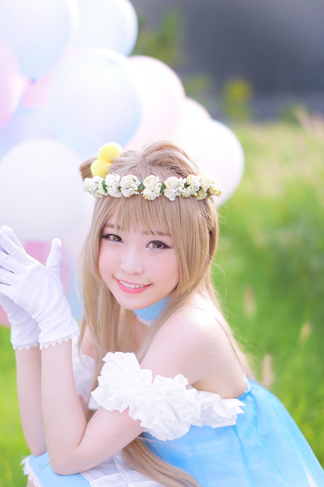 兔娘tomia扮南小鸟侧身蹲在草地上