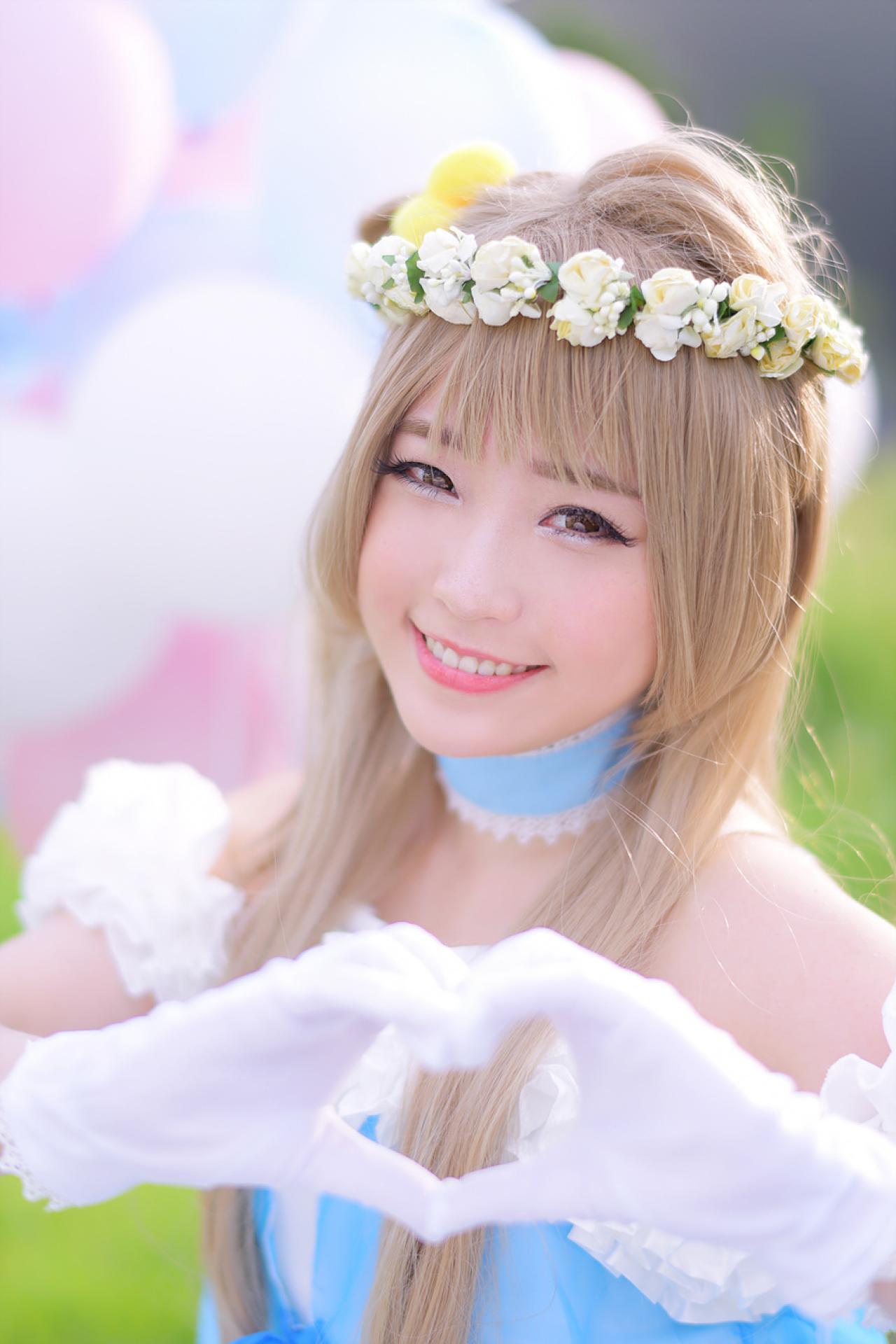 兔娘tomia扮南小鸟双手作心形手势卖萌