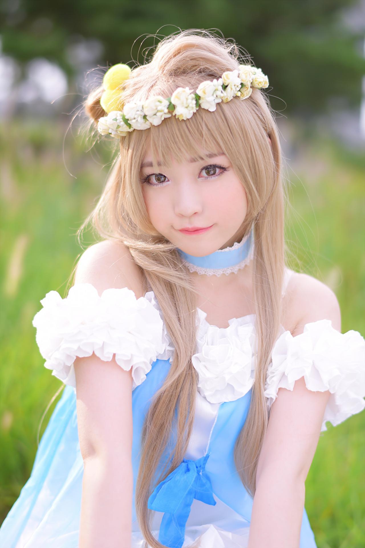 兔娘tomia扮南小鸟抿嘴站在草地上 上半身 立幅