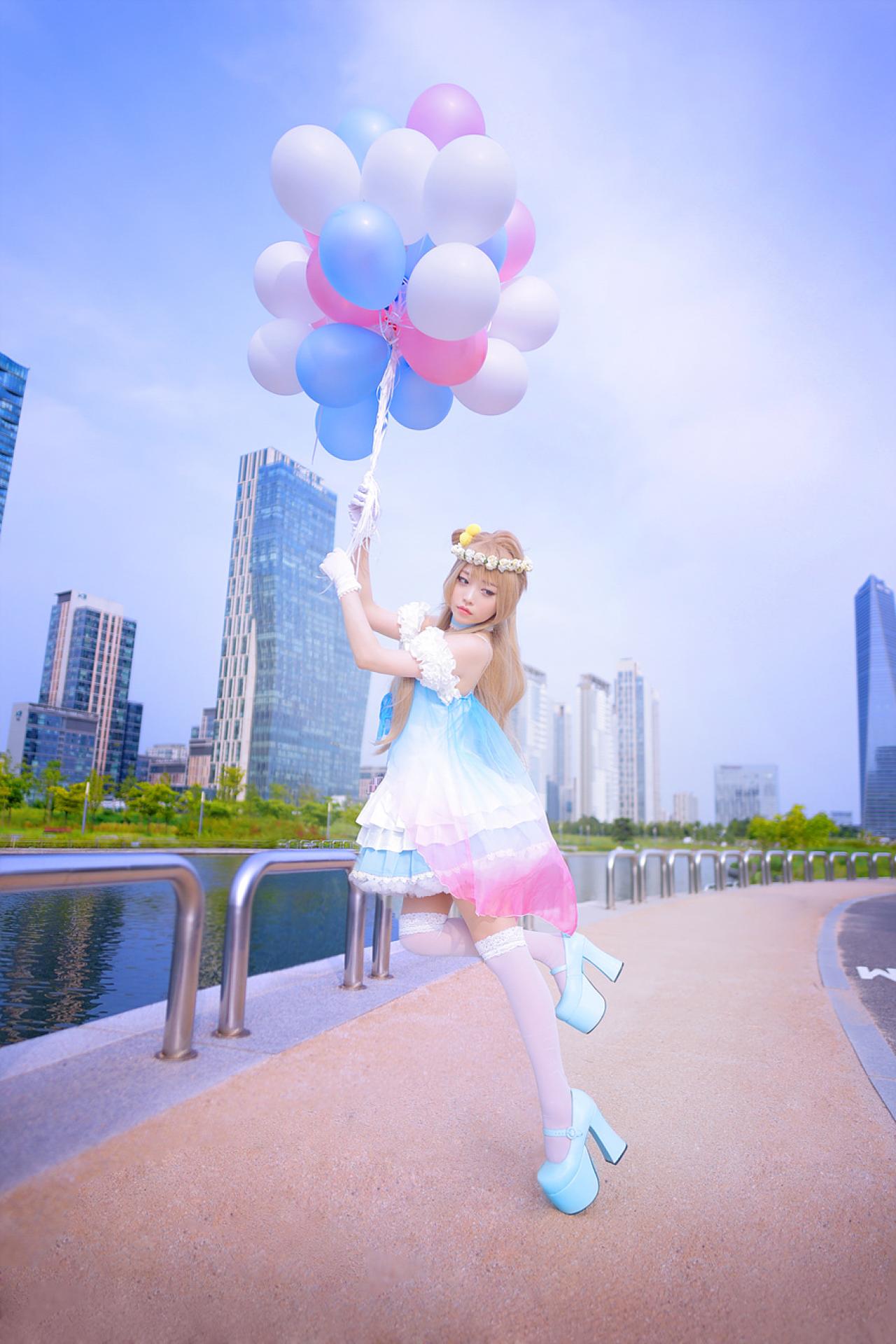 兔娘tomia扮南小鸟侧身双手捏着气球，好像要飞起来