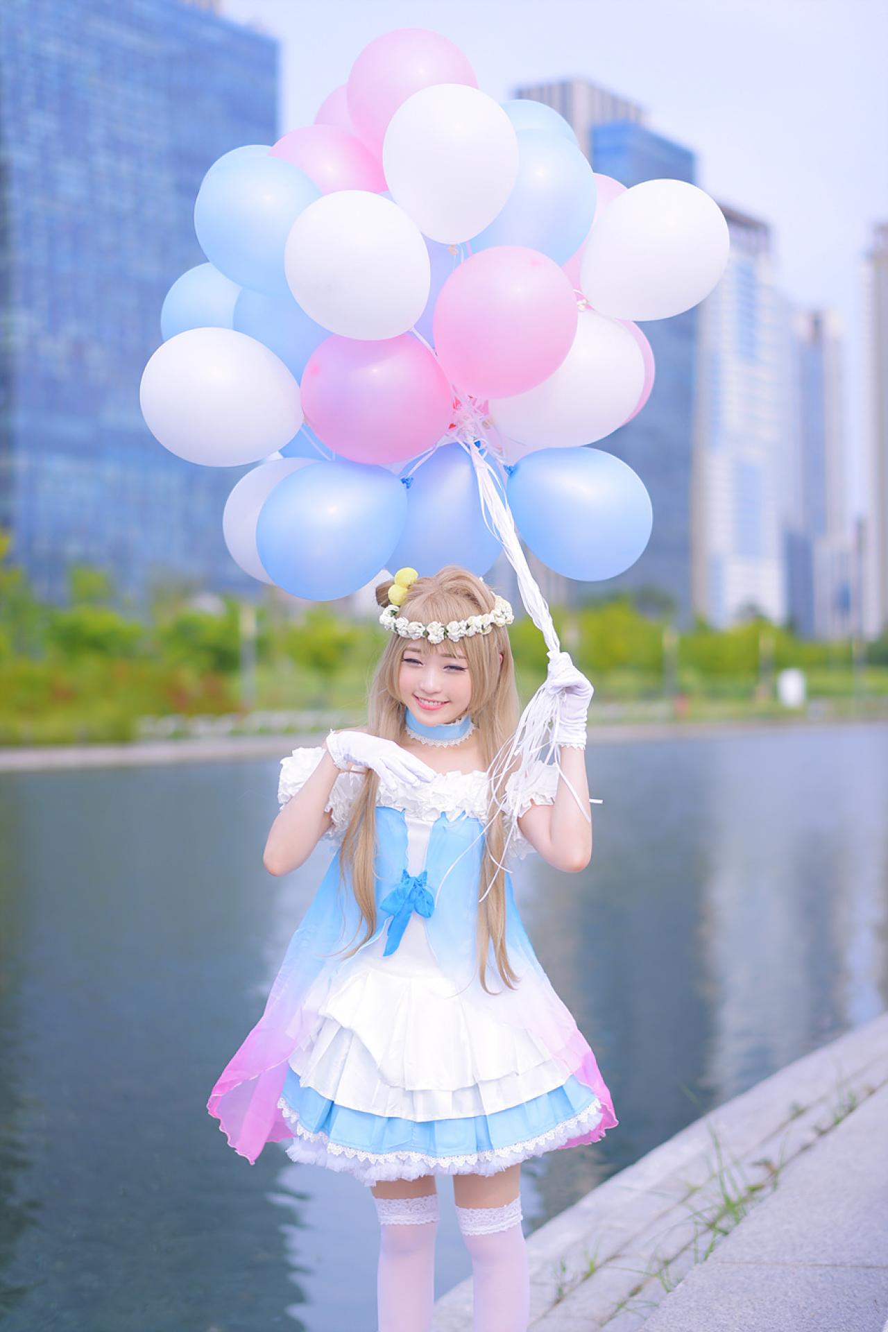 兔娘tomia扮南小鸟左手拿着气球站在河边