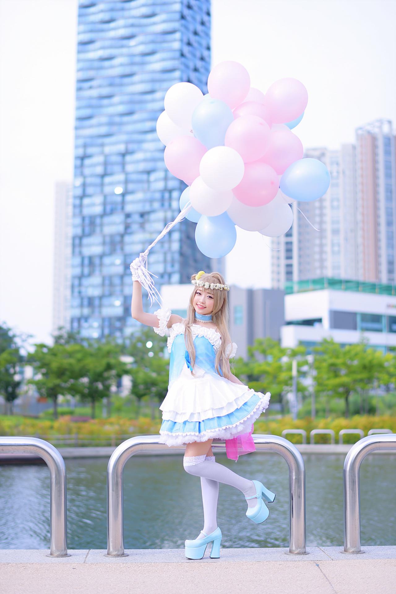 兔娘tomia扮南小鸟右手拿着气球站在河边