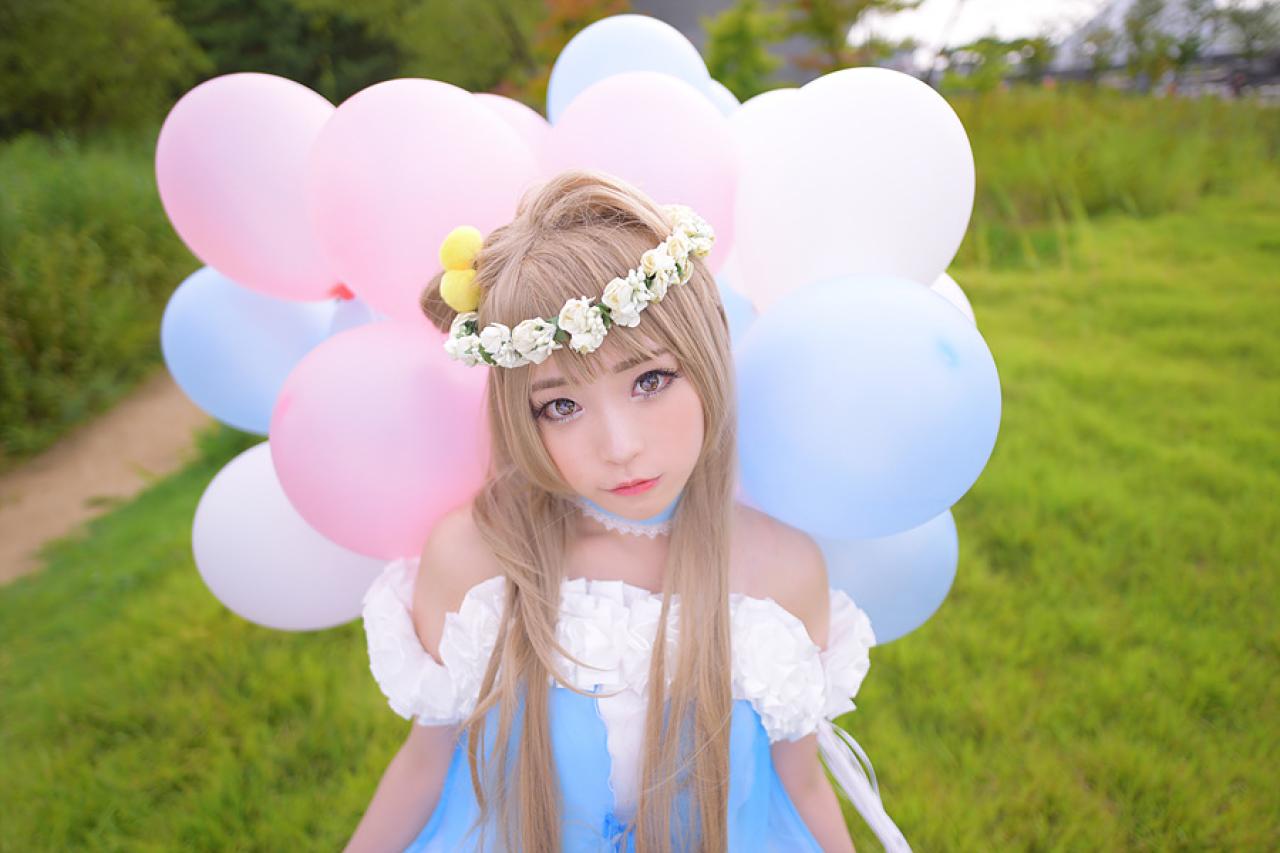 兔娘tomia扮南小鸟跪在草地上，靠在气球，抿嘴歪头卖萌
