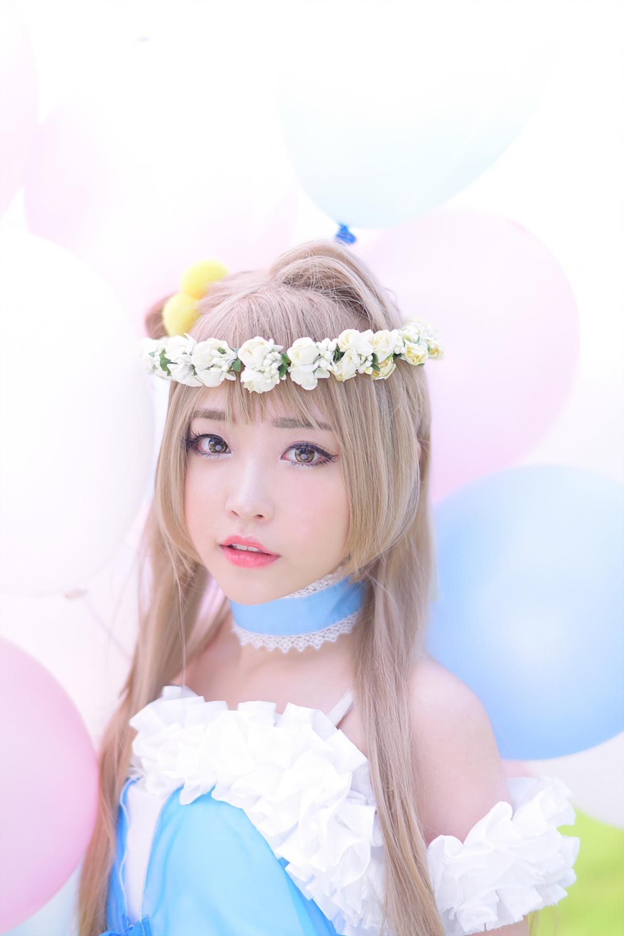 兔娘tomia扮南小鸟在气球的环绕中的正脸