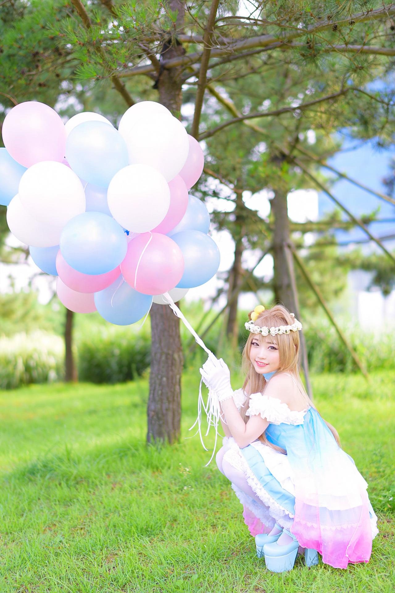 兔娘tomia扮南小鸟双手拉着气球蹲在草地上