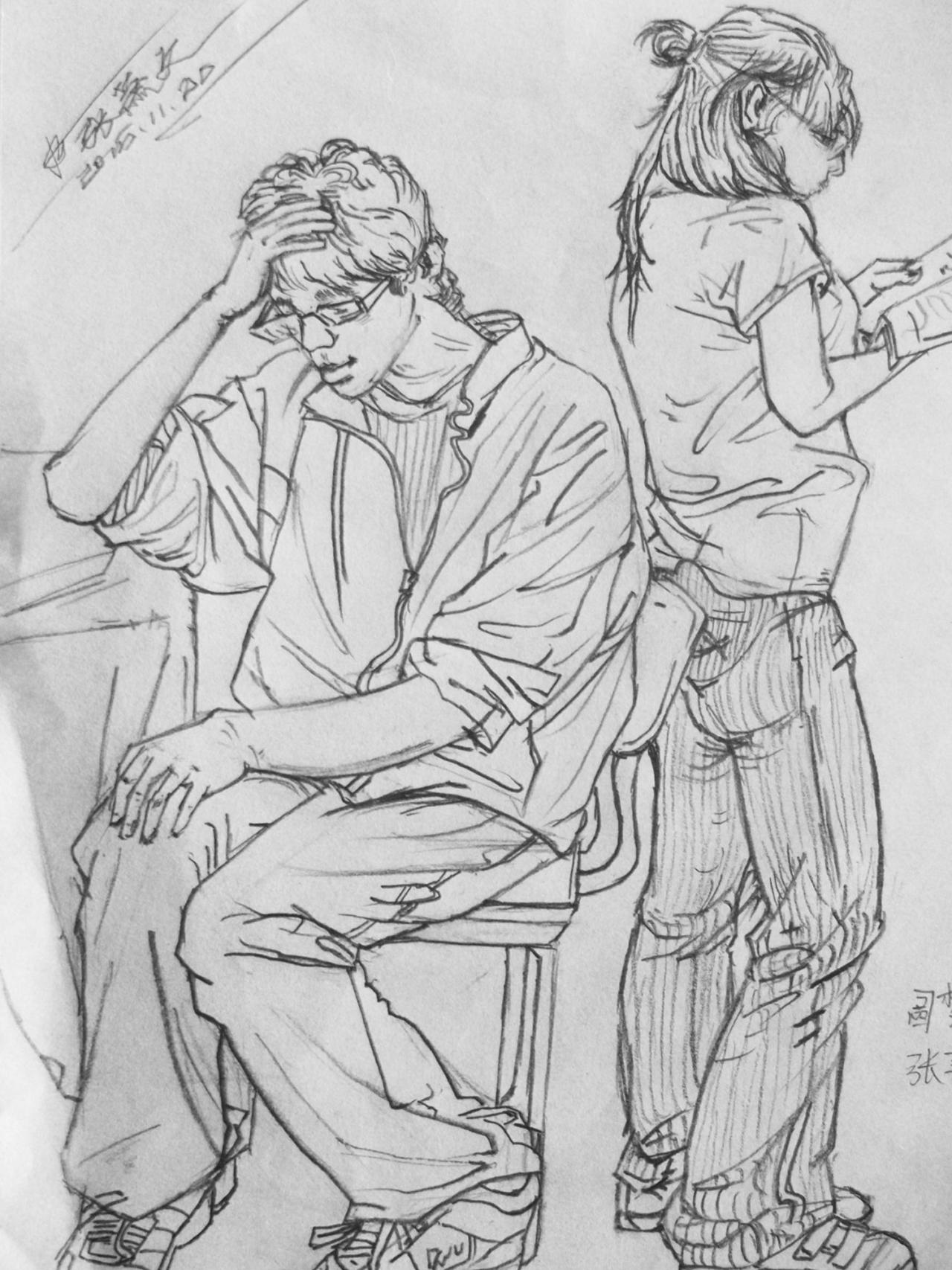 扶着额头坐在桌前的思考的青年男孩 ，背靠椅背看书、戴着眼镜的青年女孩 人物全身像素描 张萧文画