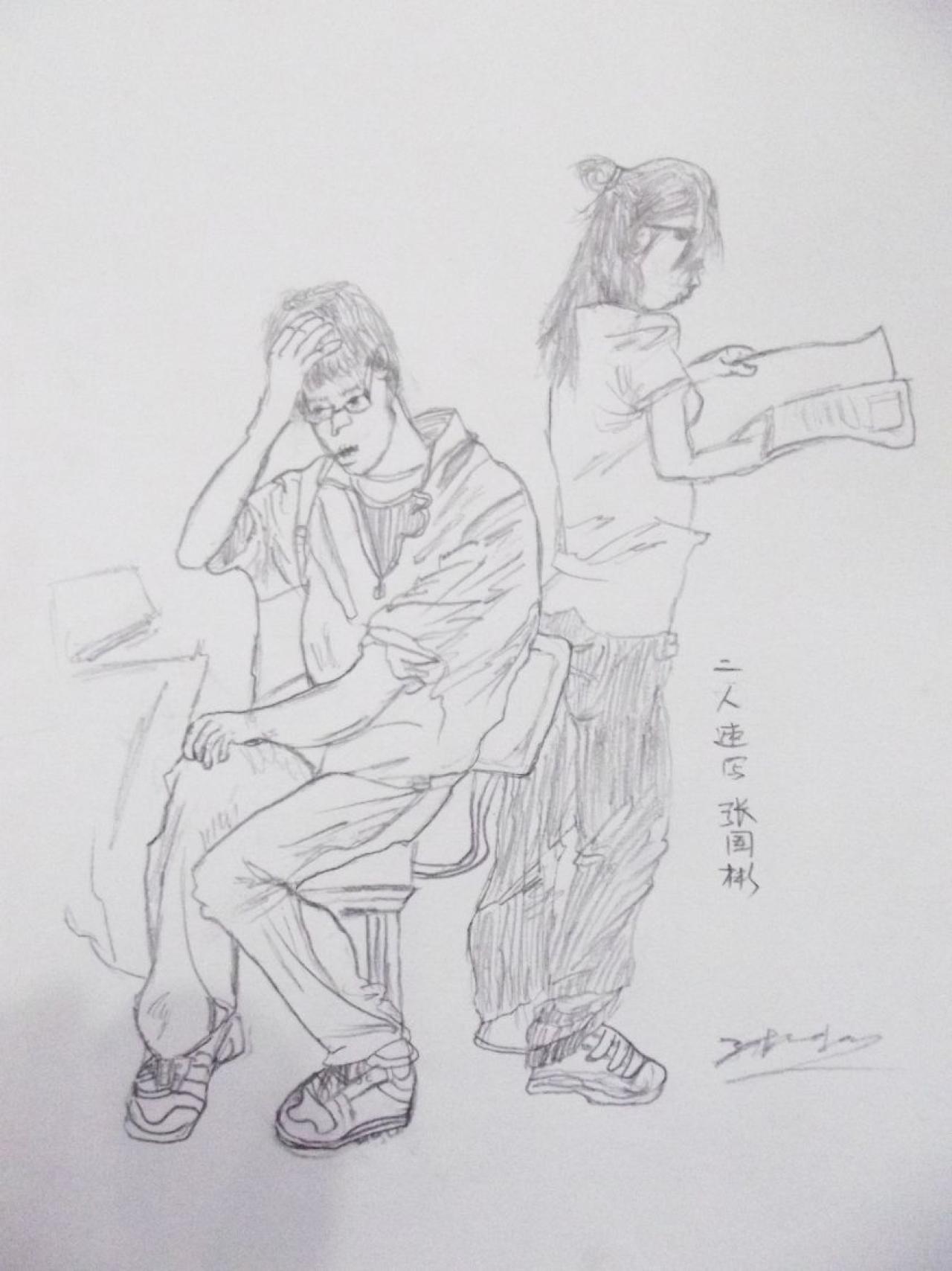 扶着额头坐在桌前的思考的青年男孩 ，背靠椅背看书、戴着眼镜的青年女孩 人物全身像素描  张国彬画