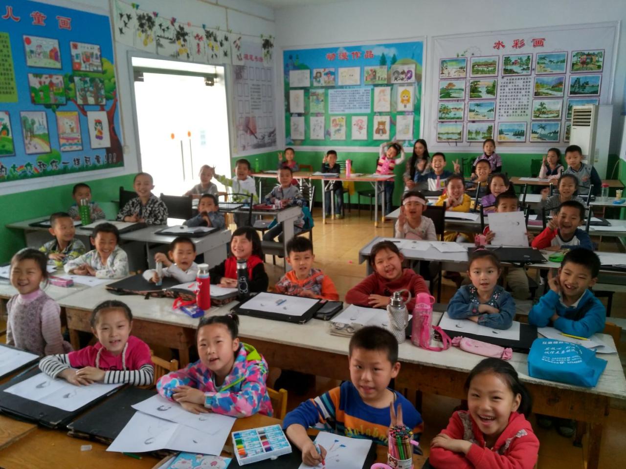 圆梦画室一部初小班学生课堂剪影