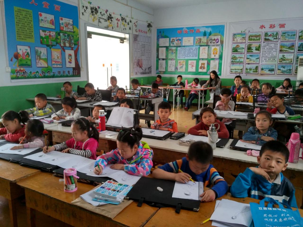 圆梦画室一部初小班学生课堂剪影