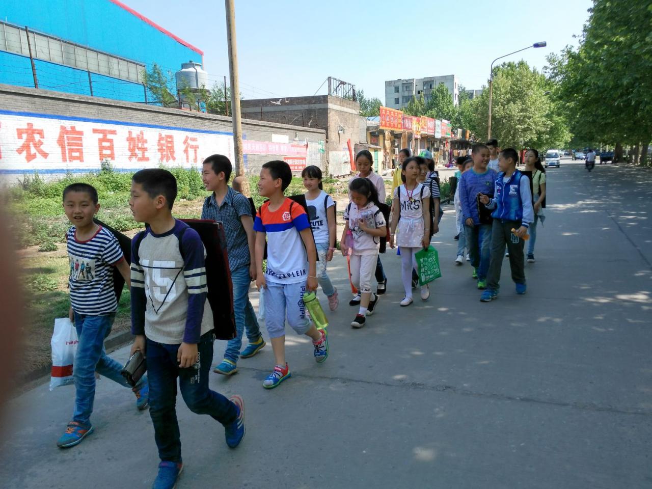 圆梦画室一部二部的学生去百亩生态园写生的路上