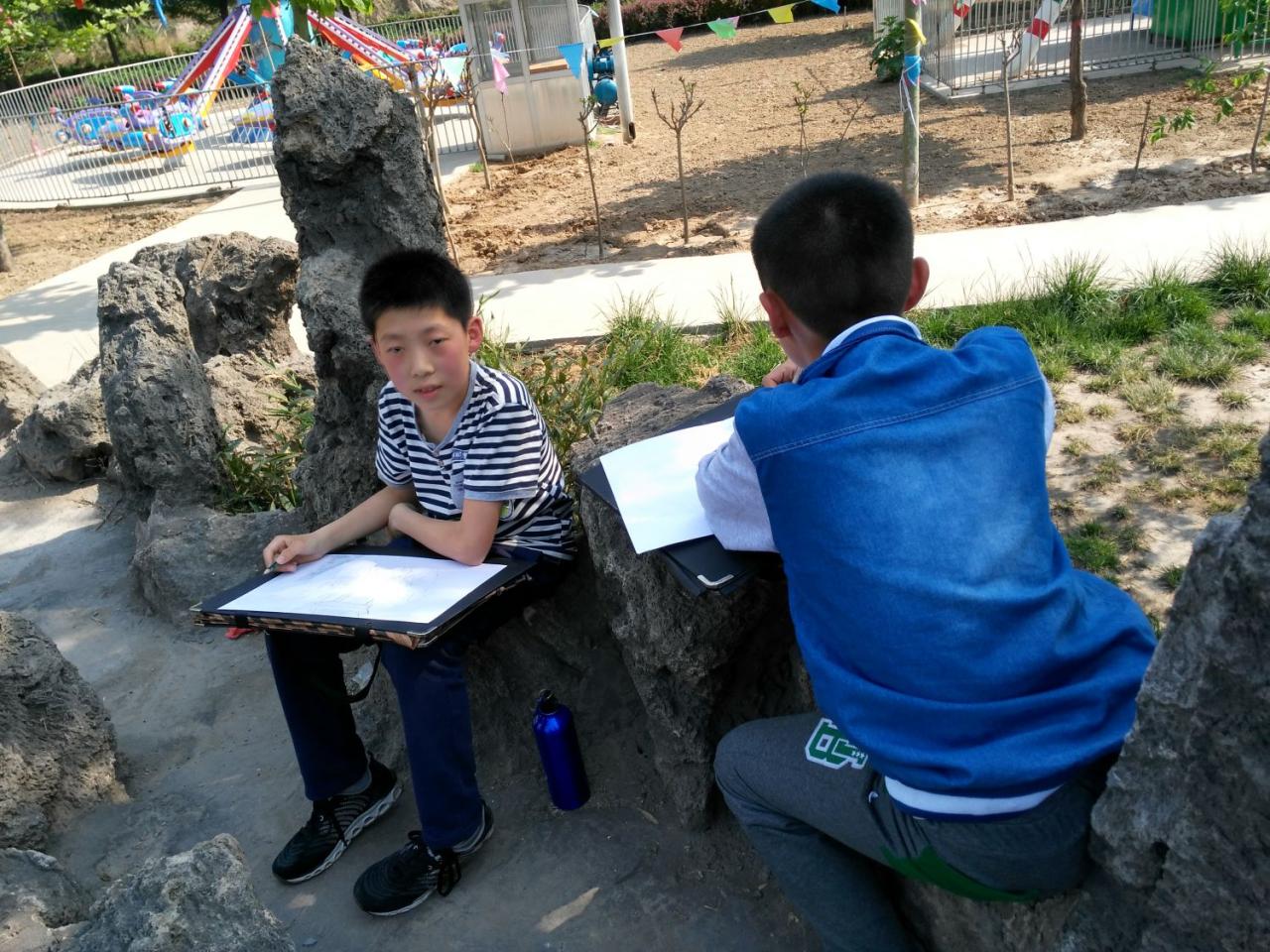 圆梦画室一部提高班张博和赵总正在写生