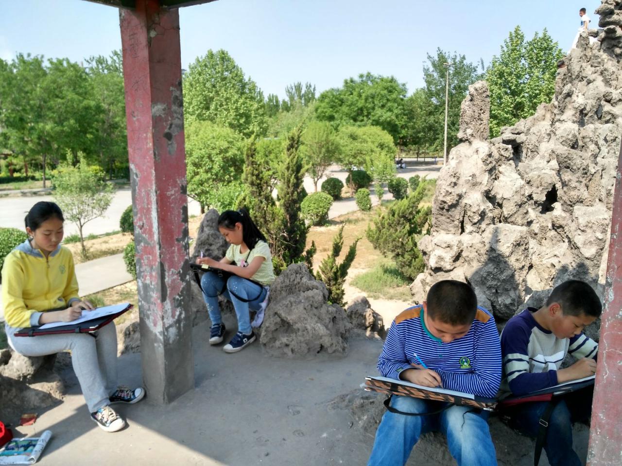 圆梦画室二部周芷帆、周梓路，一部提高班胡栩阳、杨宏斌在写生