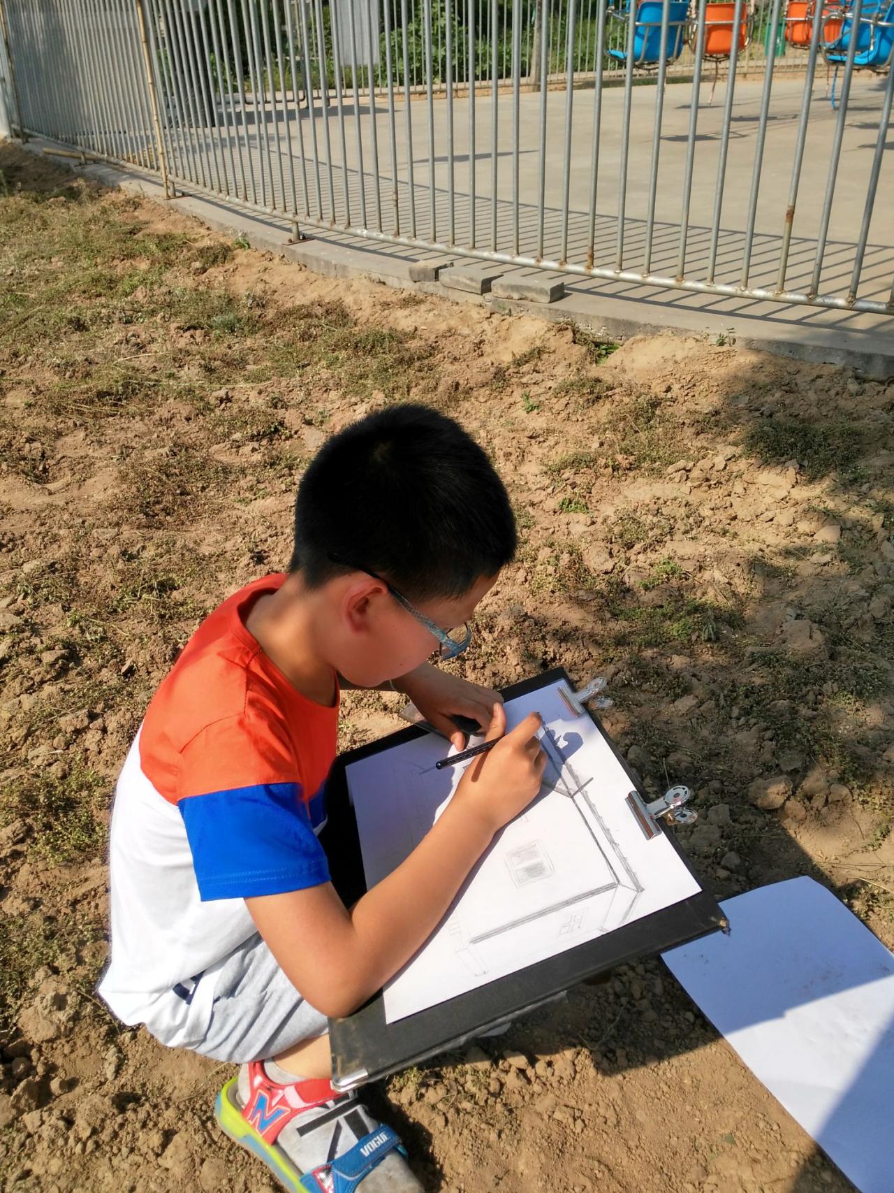 圆梦画室一部提高班李鑫洋在写生