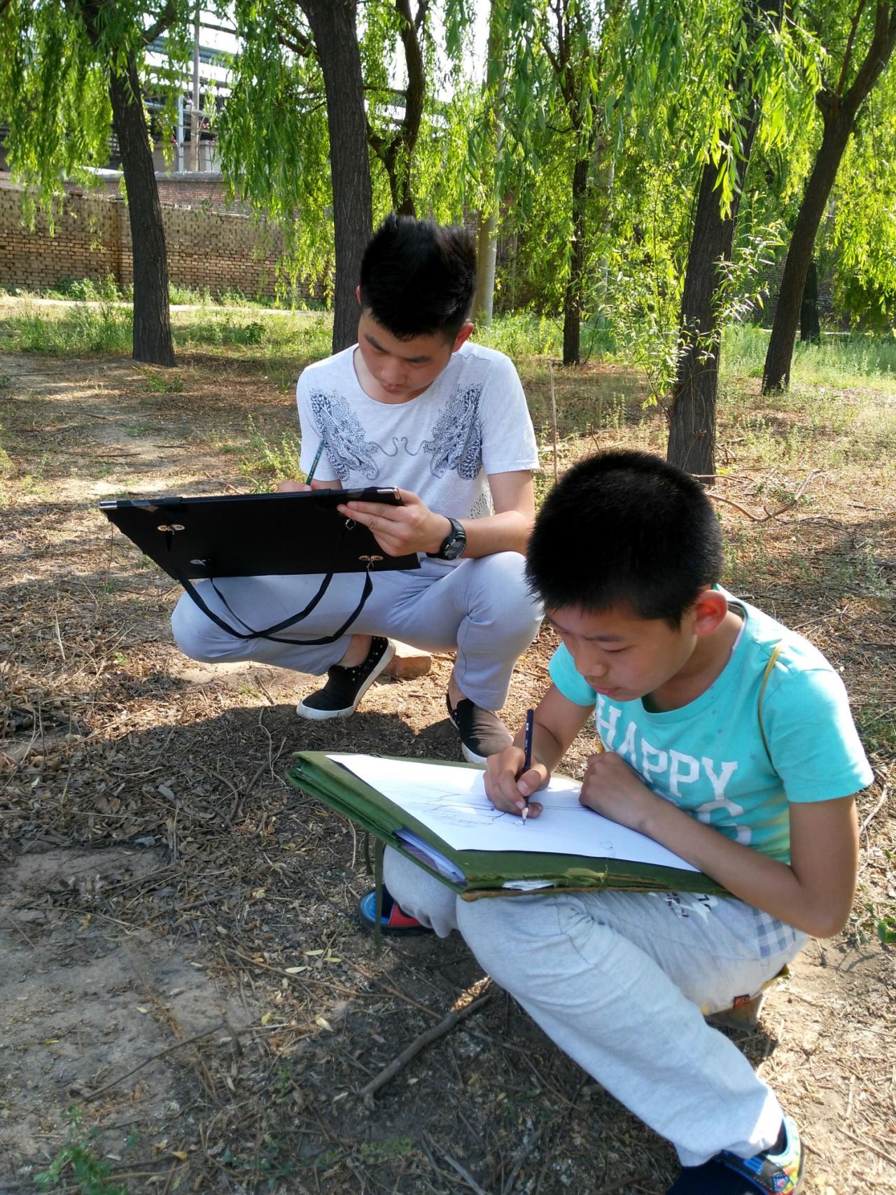 圆梦画室二部冯斌和张轶铭在写生