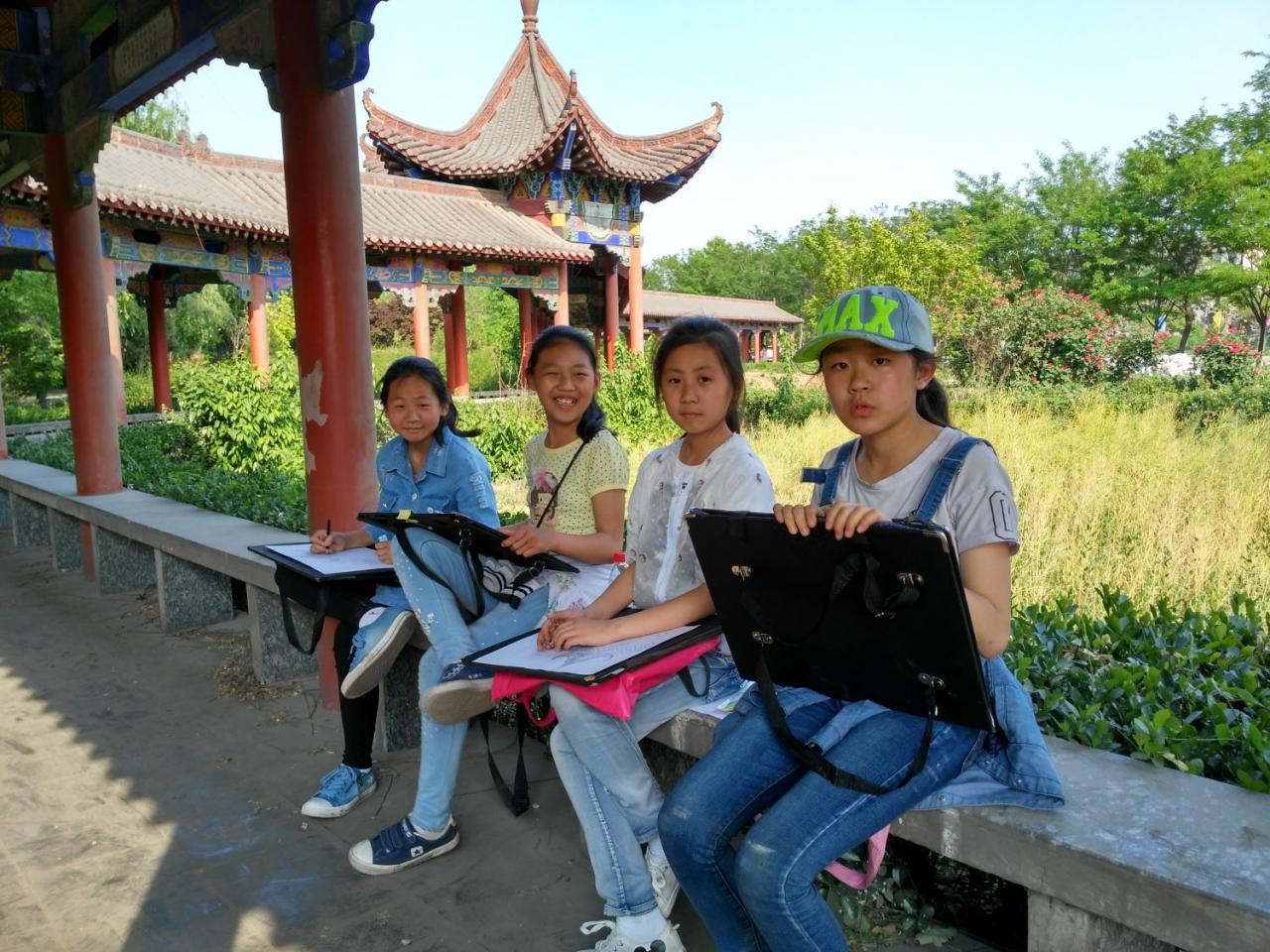 圆梦画室二部卢婉仪、周梓路、周嘉宁、牛悦佳在写生