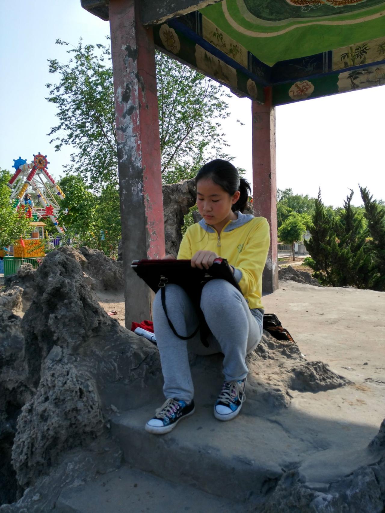 圆梦画室二部周芷帆在写生