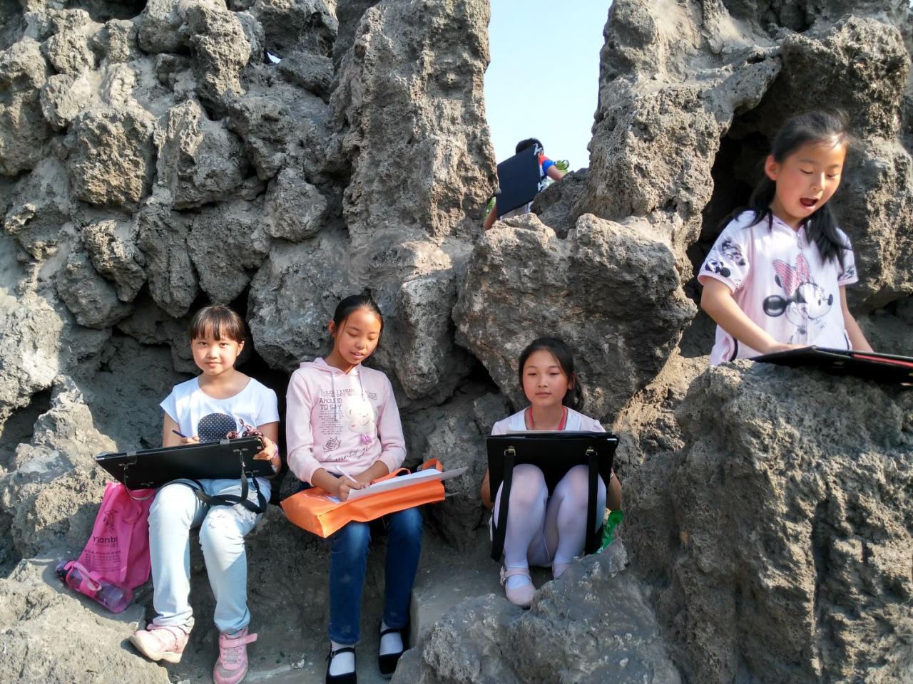 圆梦画室一部提高班李樱楠、张贾晨露、张雨彤、周小涵在写生