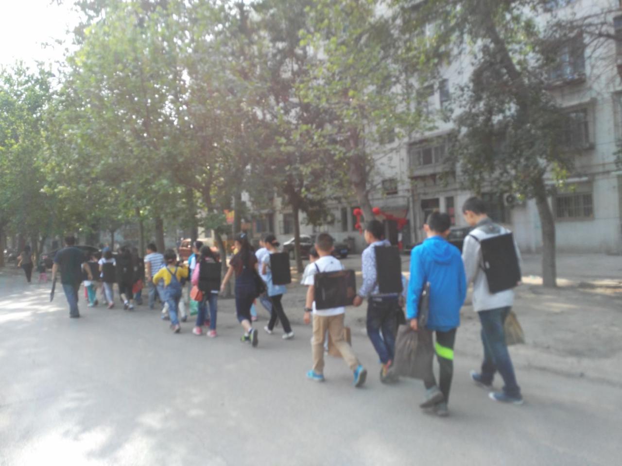 圆梦画室一部二部学生去写生的路上