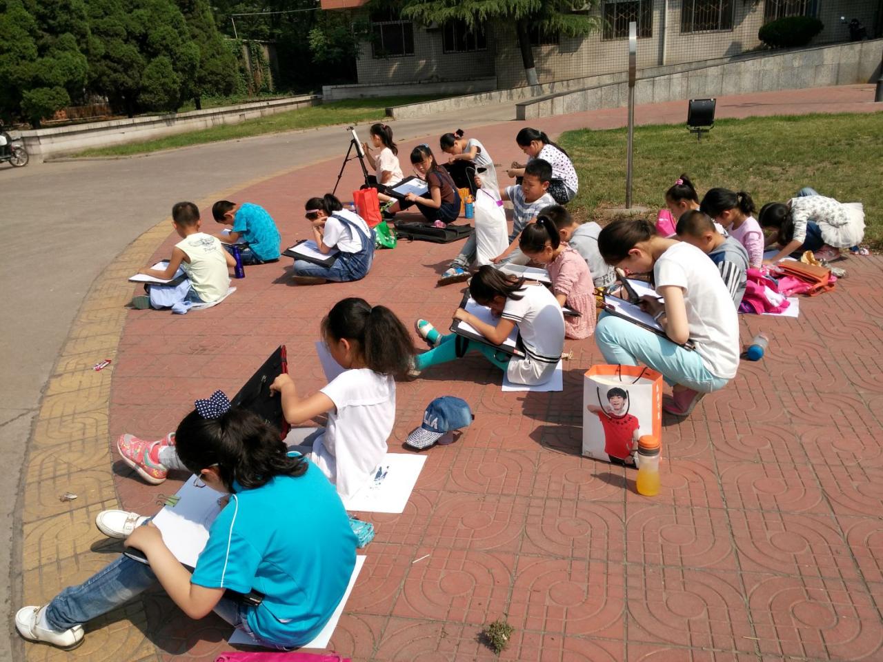 圆梦画室一部二部学生在厂办楼前写生