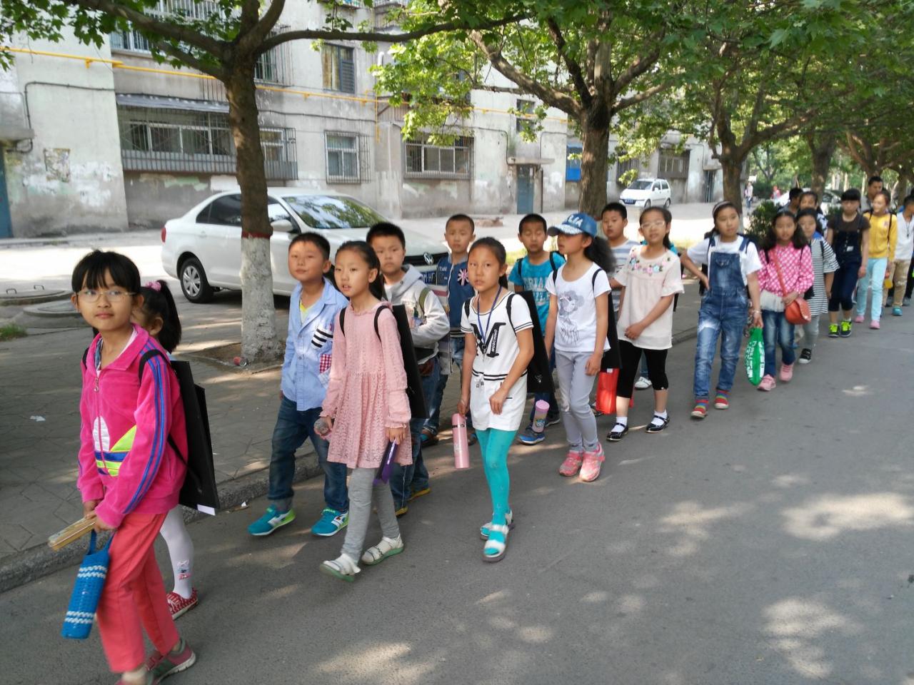 圆梦画室一部二部学生去写生的路上