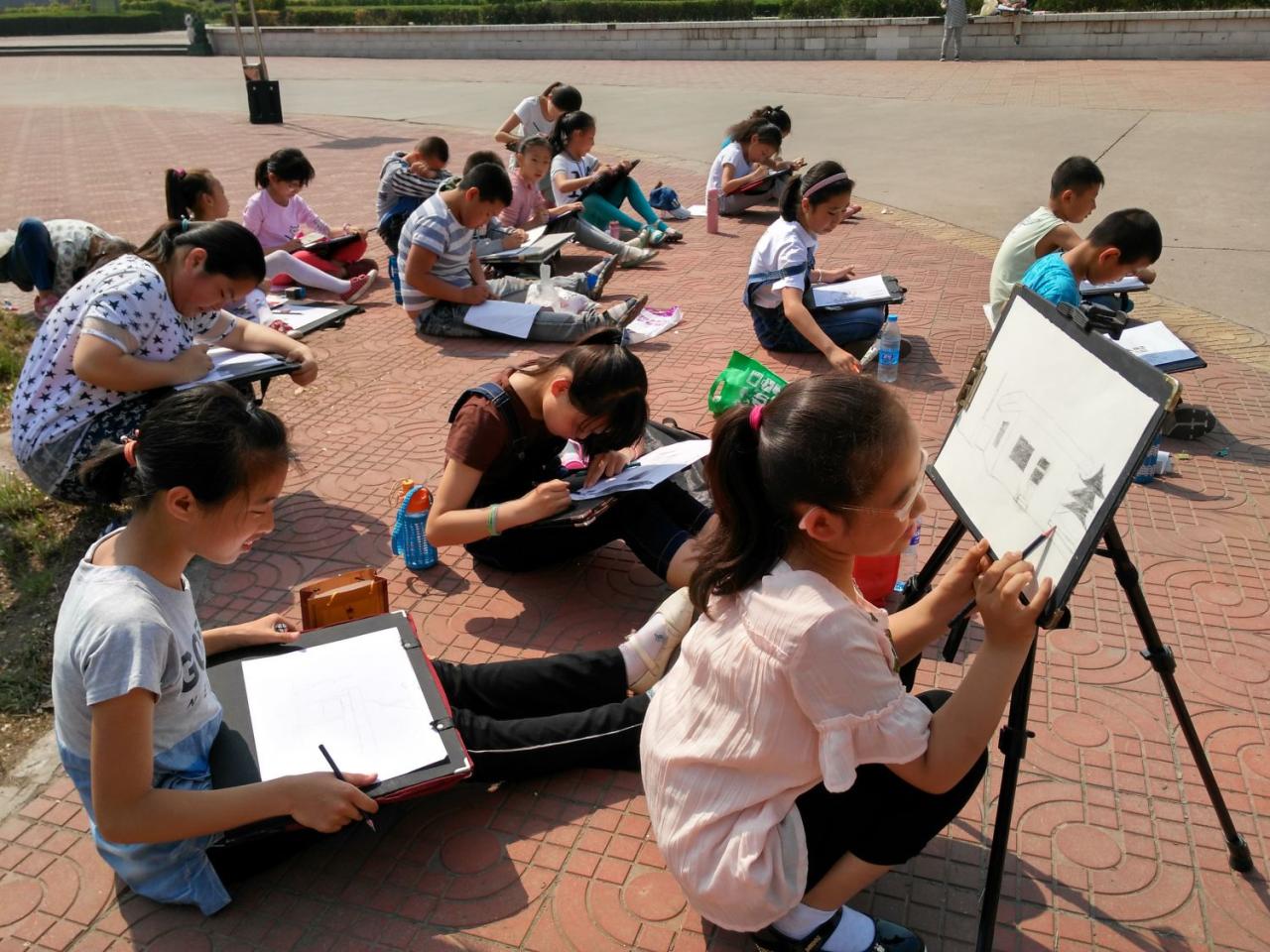 圆梦画室一部二部学生在厂办楼前写生