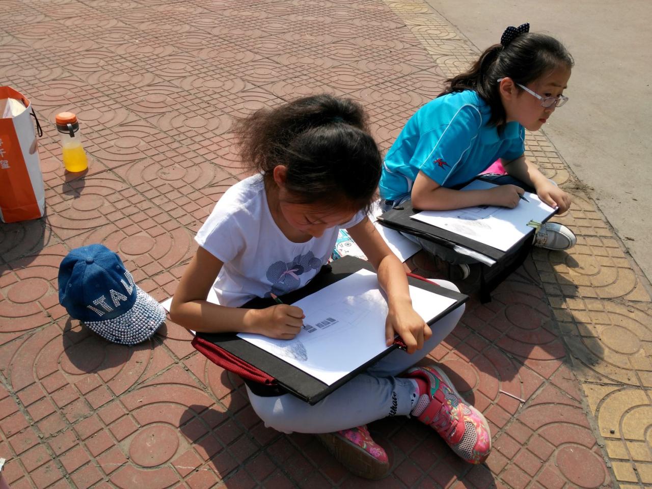 圆梦画室一部中级班庞博华、戈晓羽在写生