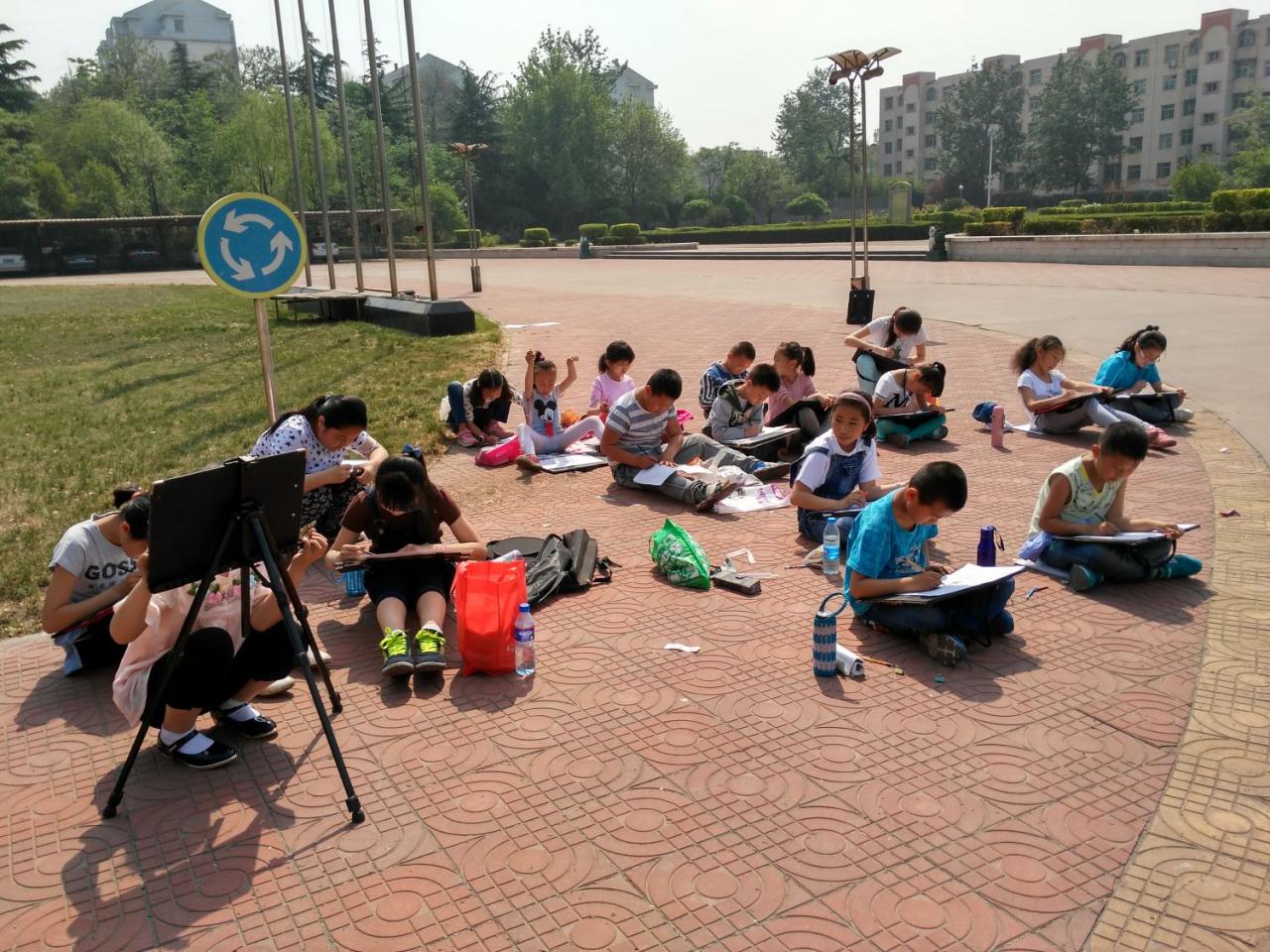 圆梦画室一部二部学生在厂办楼前写生