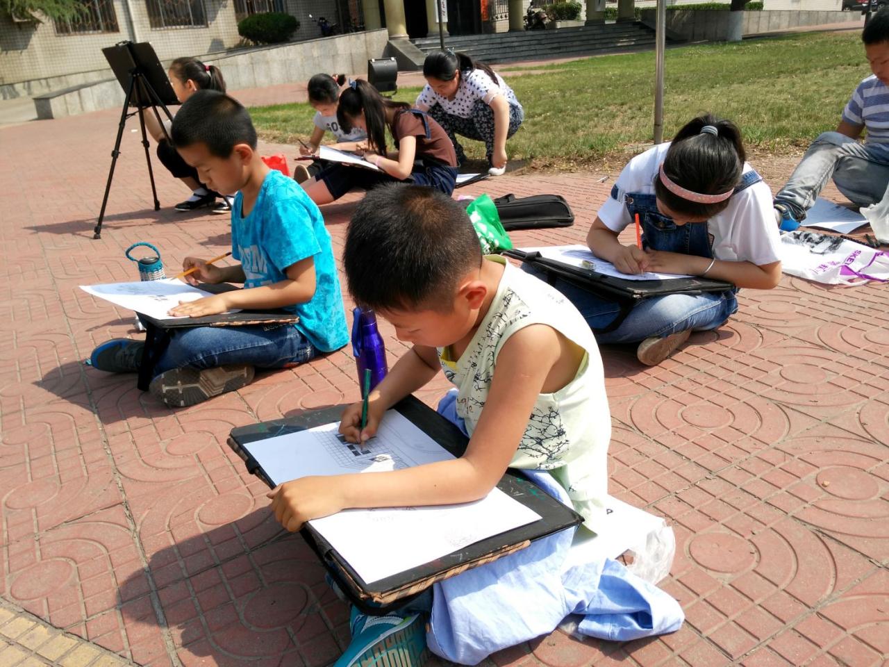 圆梦画室一部中级班高钰坤、张津华等同学在写生