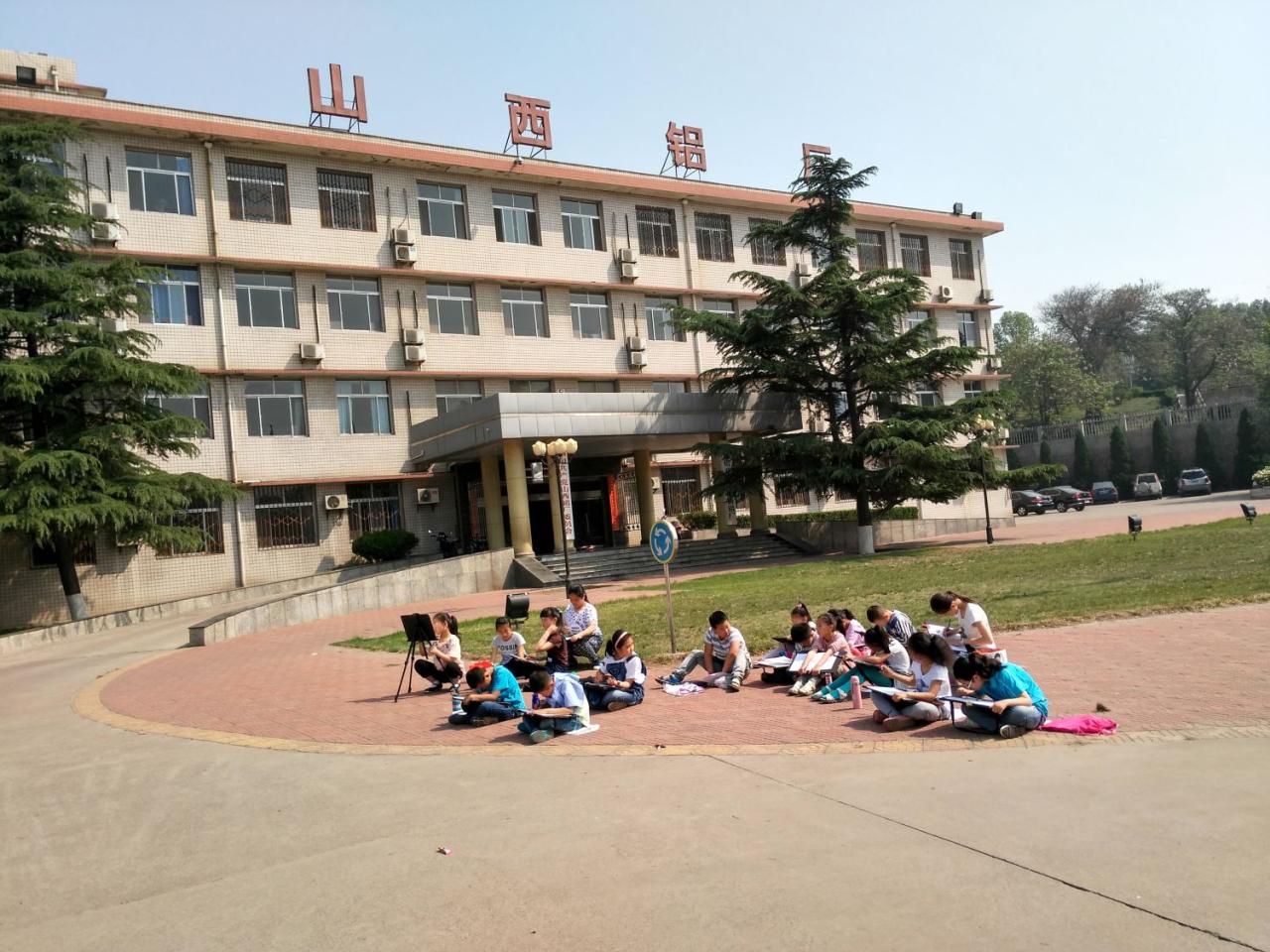圆梦画室一部二部学生在厂办楼前写生
