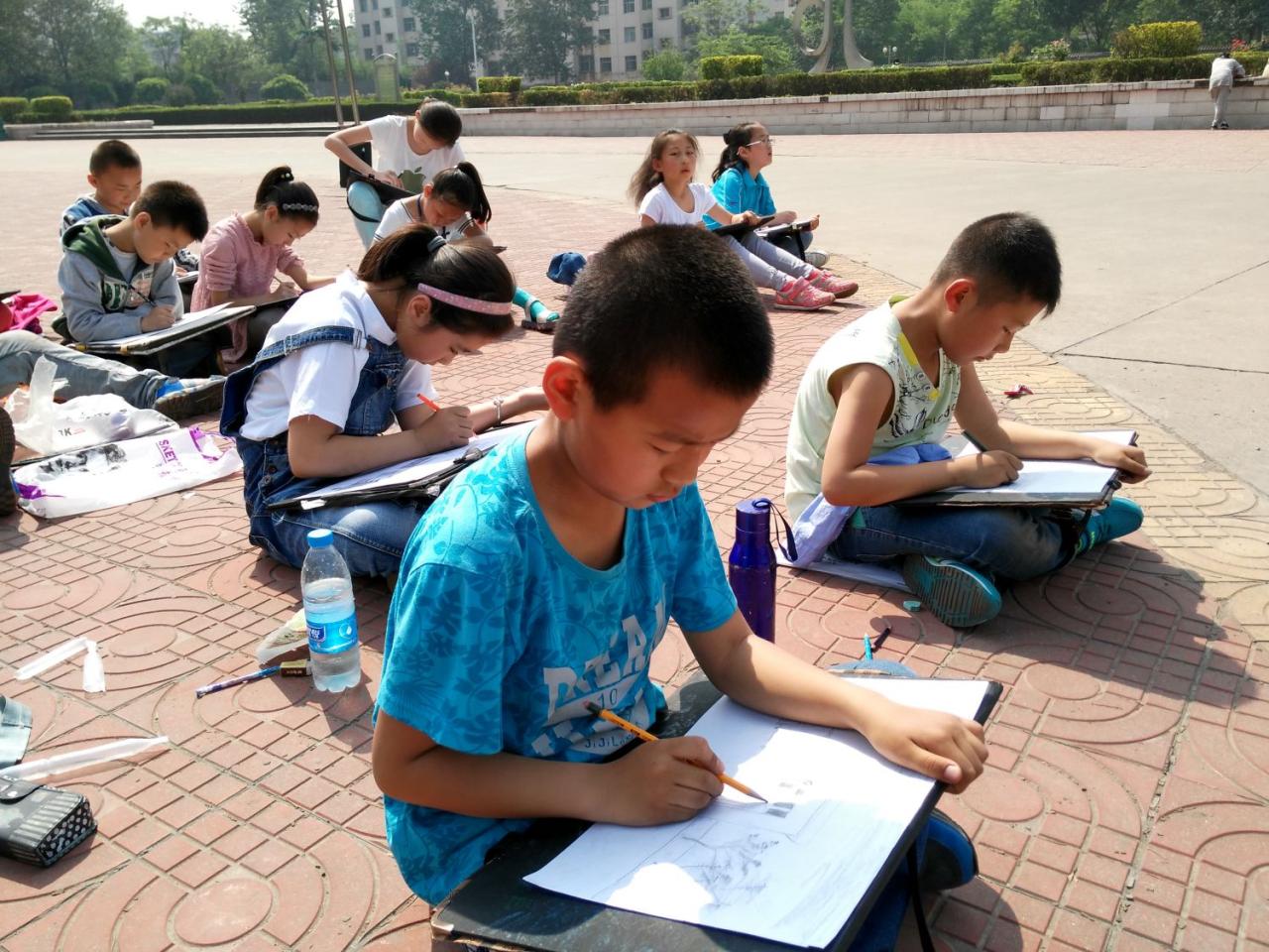 圆梦画室一部中级班张津华、高钰坤等同学在写生