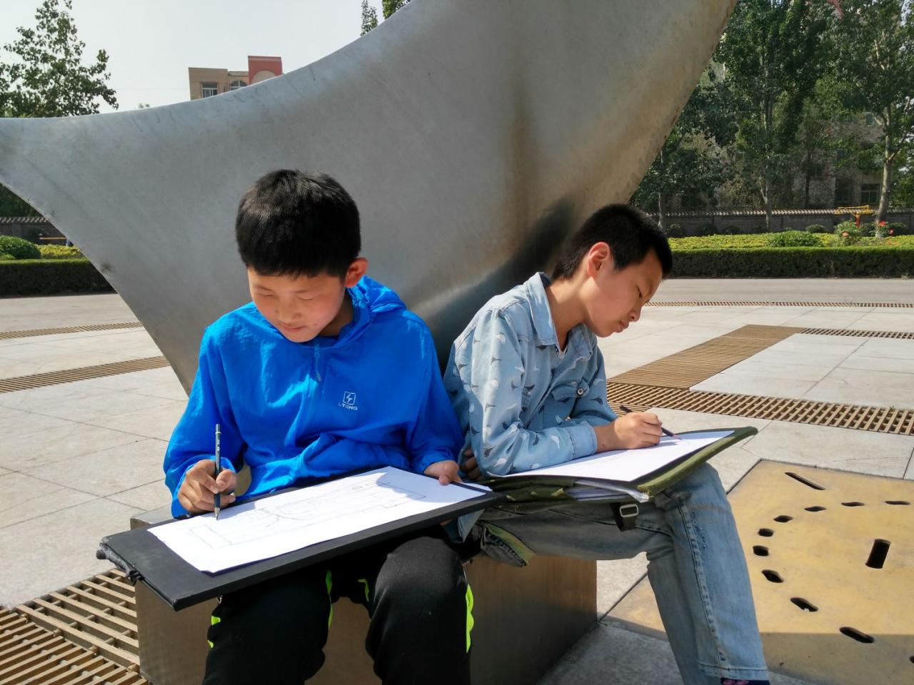 圆梦画室二部张国彬和一部提高班孙琳琪在写生