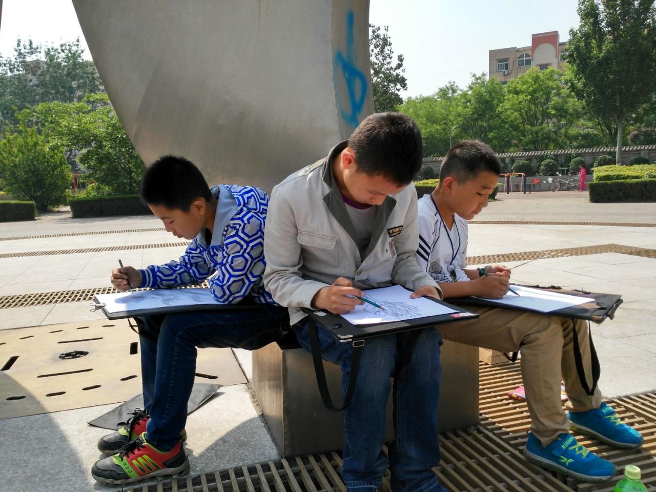 圆梦画室二部卫子慕、胡兵、郇志昊在写生