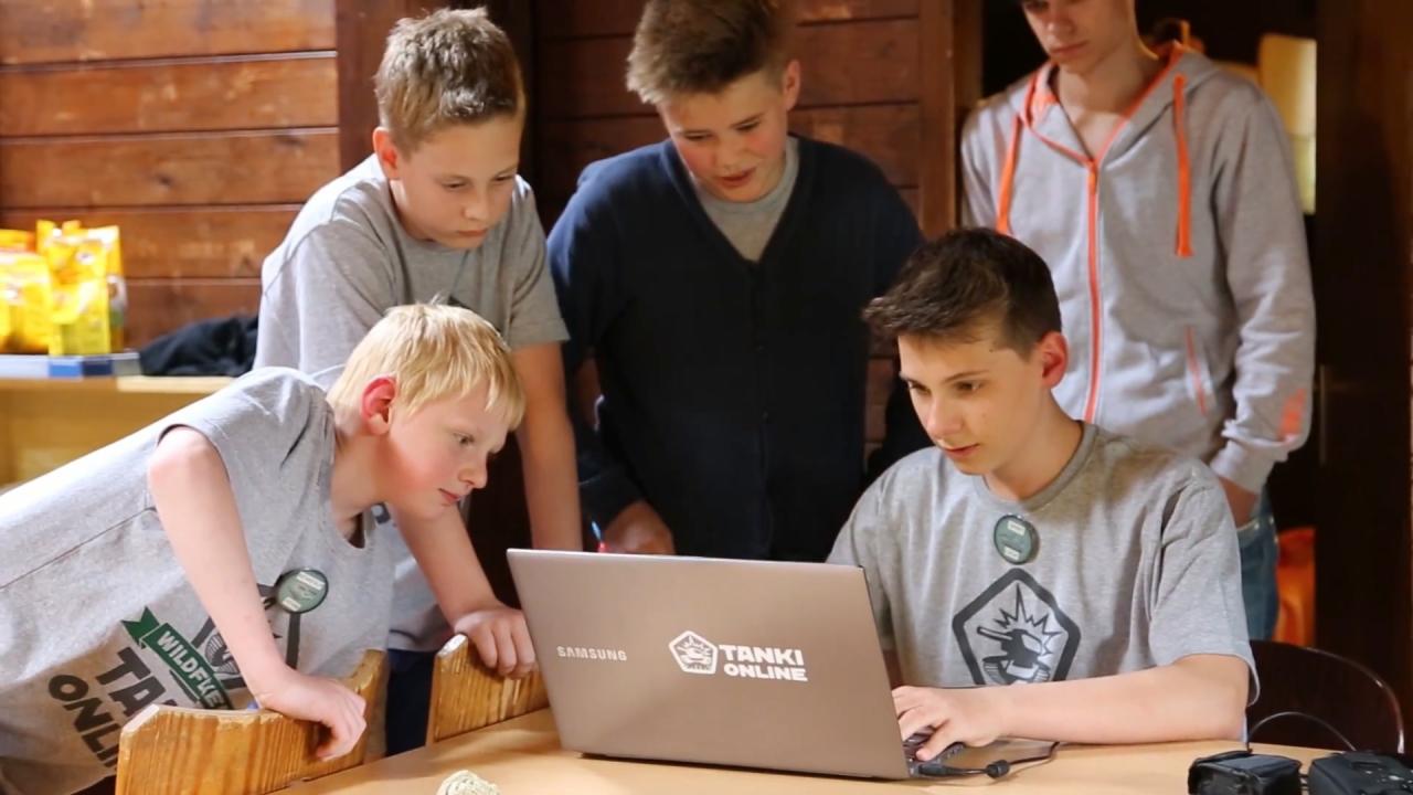 3D坦克德国玩家见面会现场 玩家正在试玩游戏