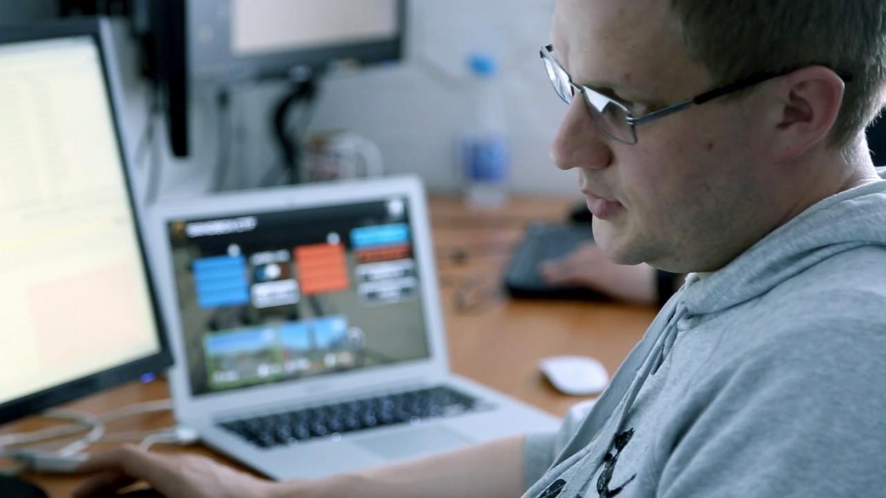 新3D坦克开发人员，侧脸很像原来的英国社区产品经理