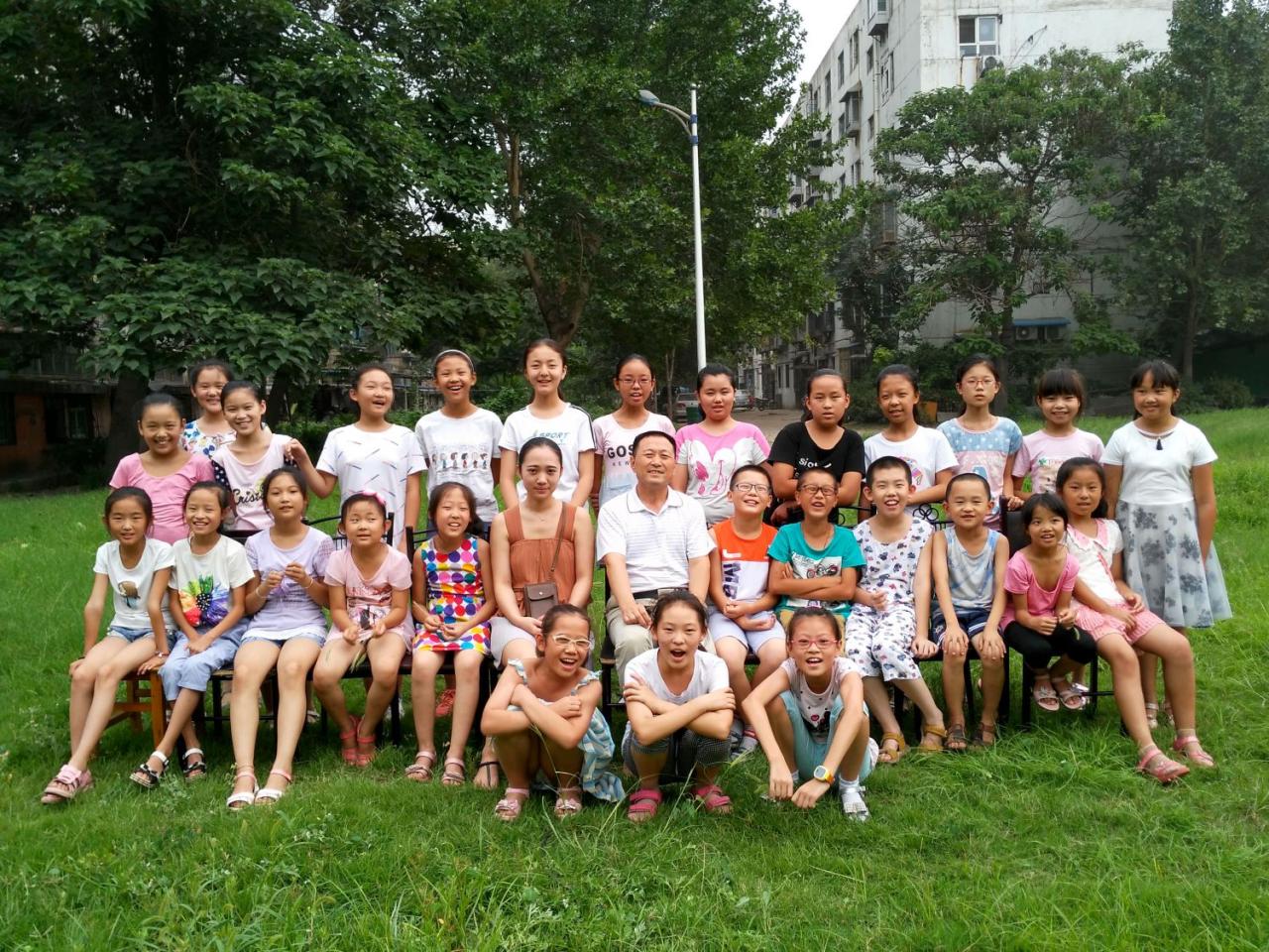 圆梦画室一部提高班2016年暑期学生合影