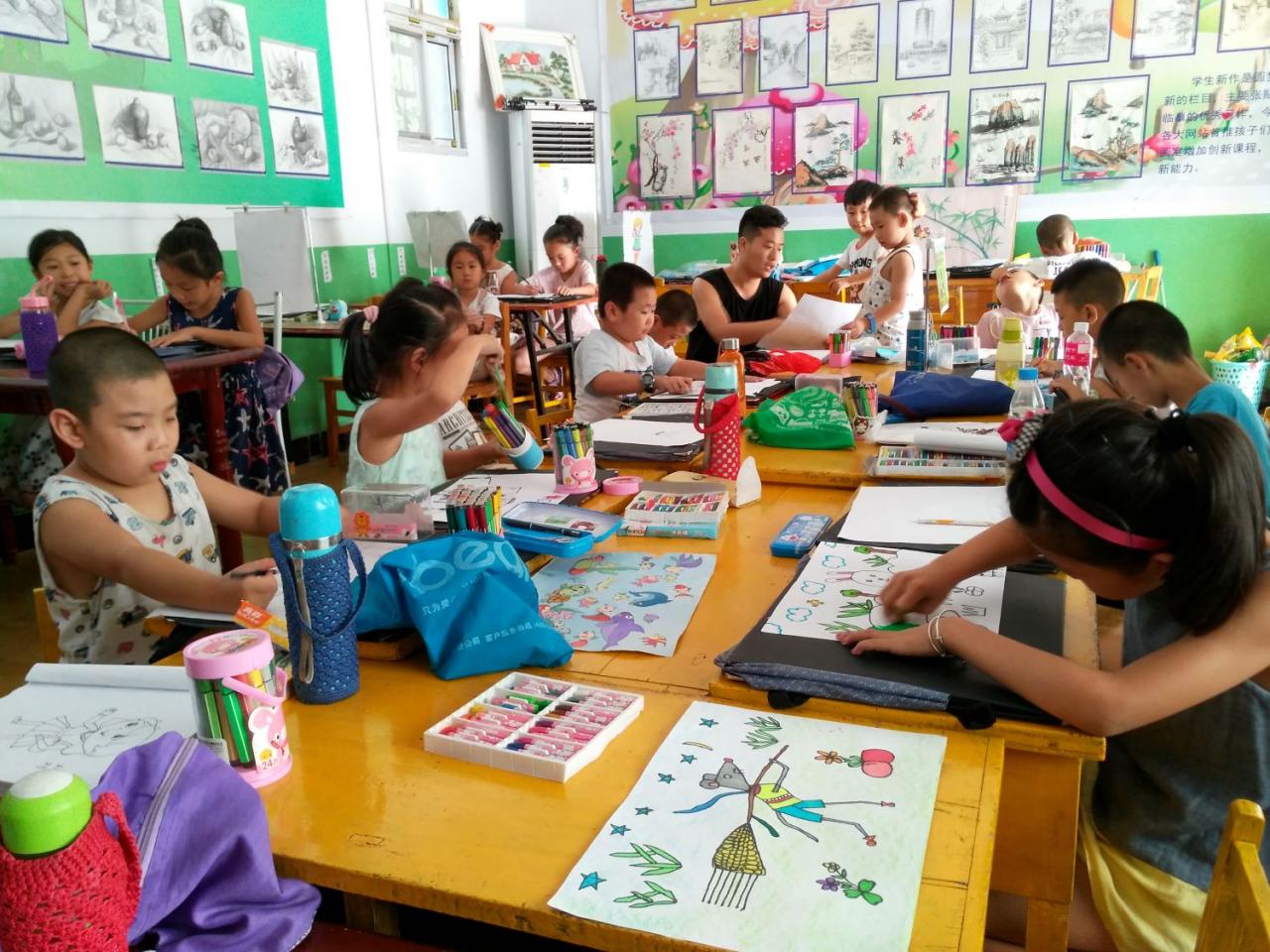 圆梦画室一部初小班2016年暑期学生课堂实拍