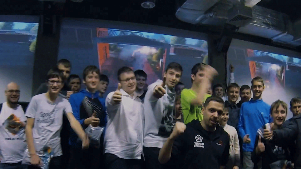 新3D坦克莫斯科玩家见面会合影，中间黑色T恤为新3D坦克产品经理Vladimir Beletskiy