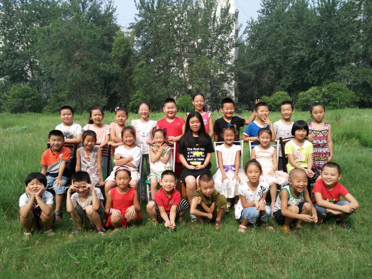 圆梦画室一部初小班师生合影