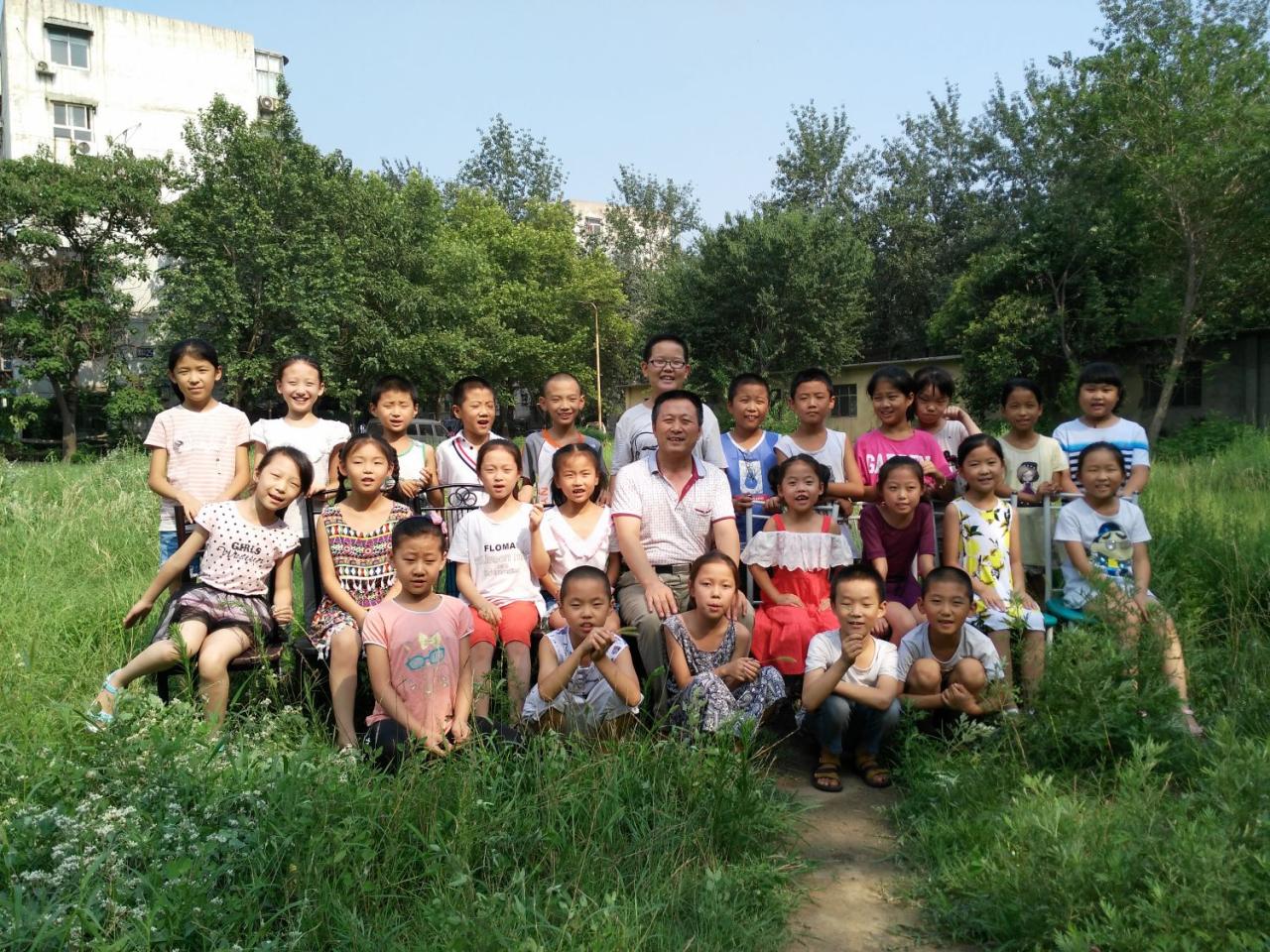 圆梦画室一部初级班师生合影