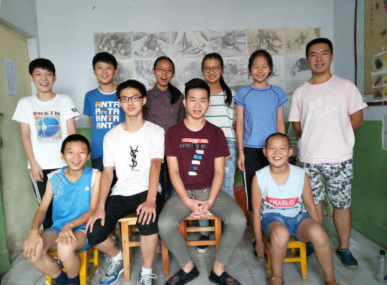 圆梦画室二部水粉画班师生合影