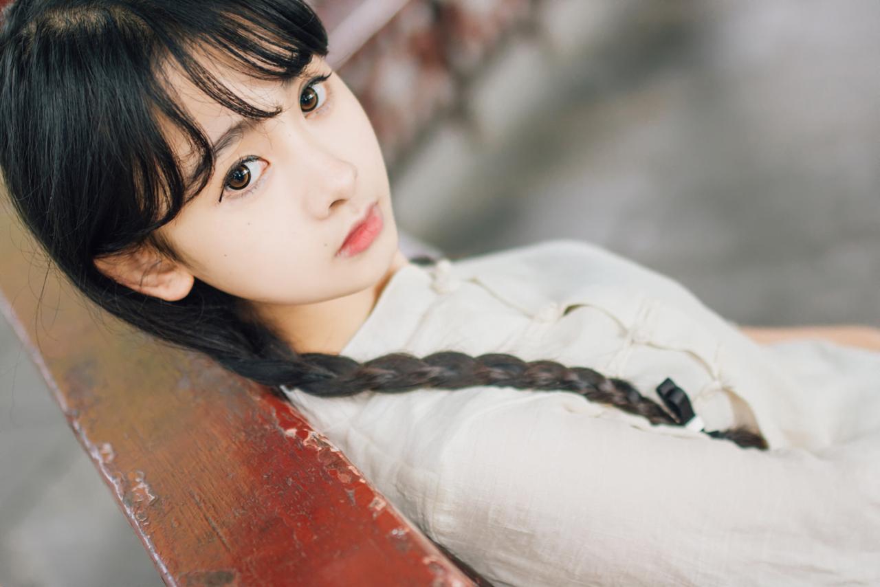 巫京蔓轻靠围栏上半身照