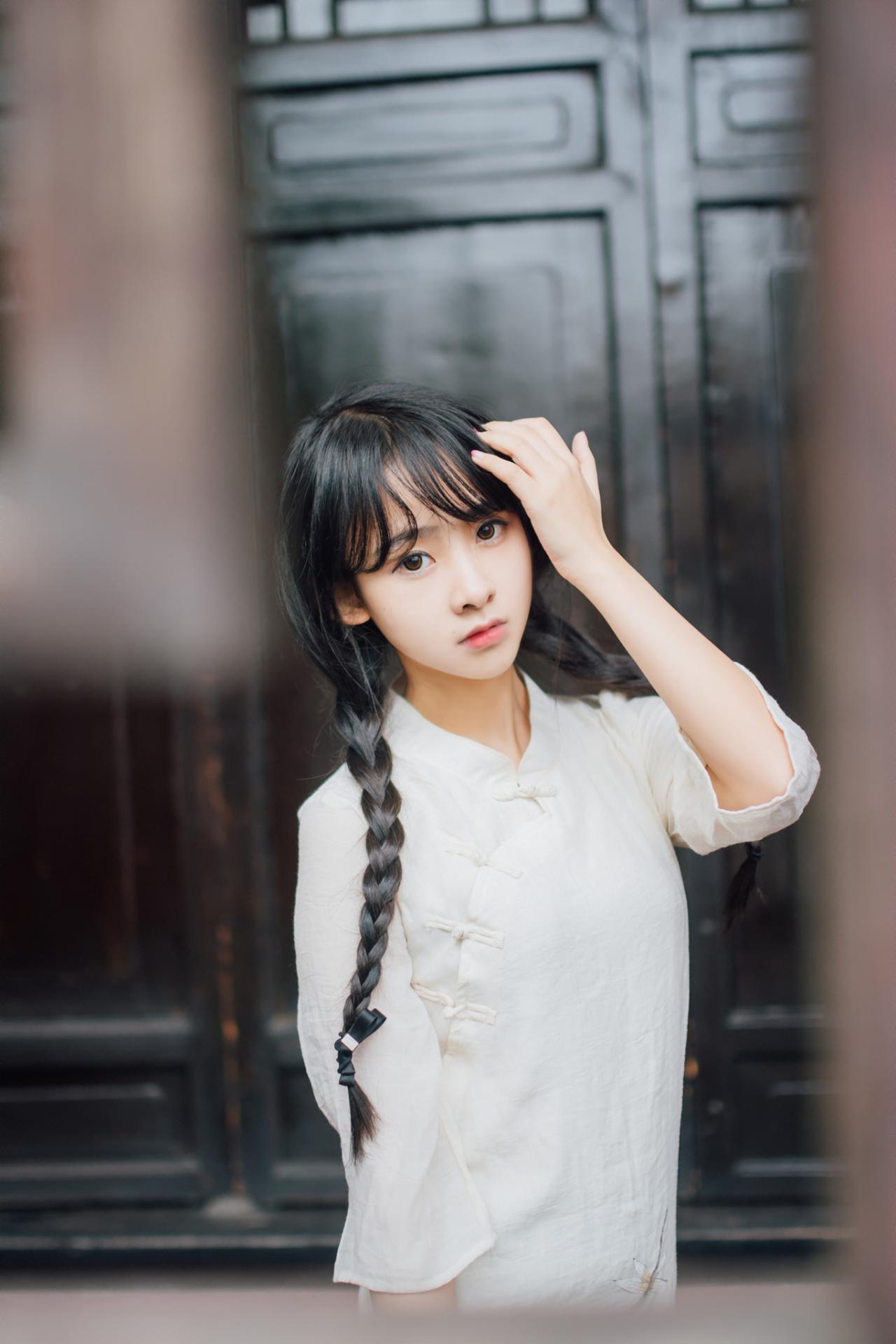 巫京蔓轻抚刘海儿上半身照