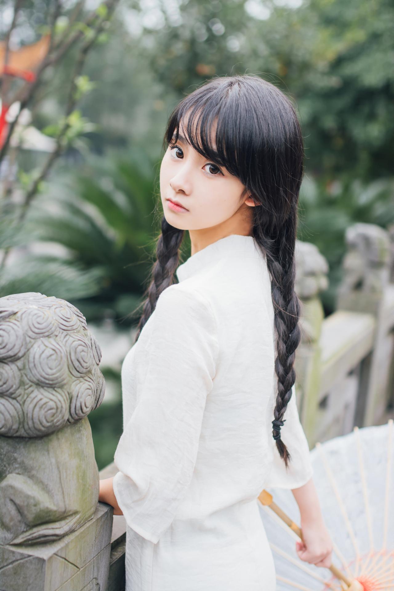 巫京蔓持伞背影照