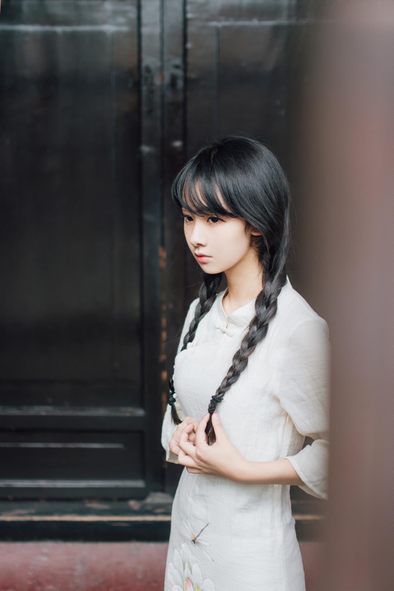 巫京蔓双手捏马尾辫侧面照