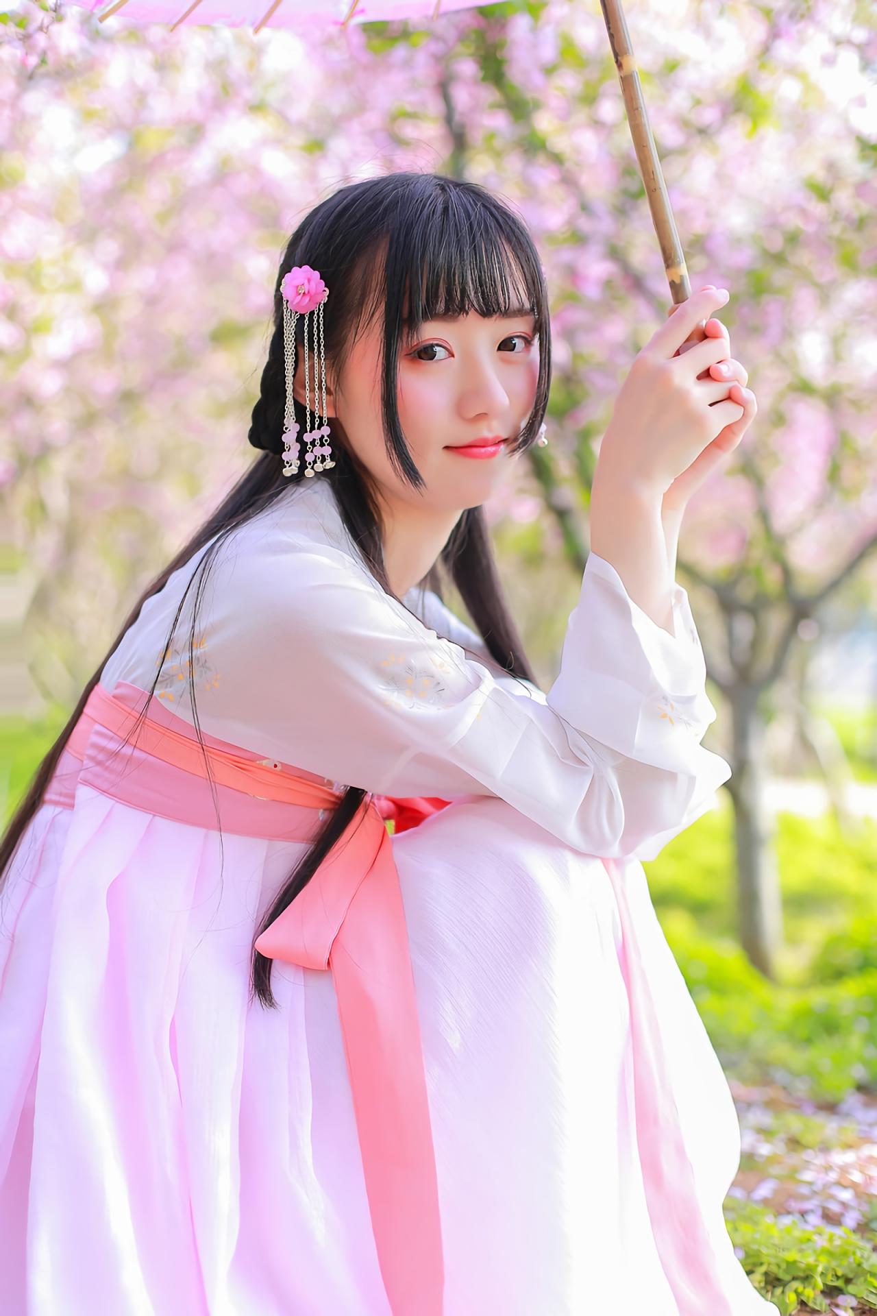 汤音璇蹲在草地侧面照