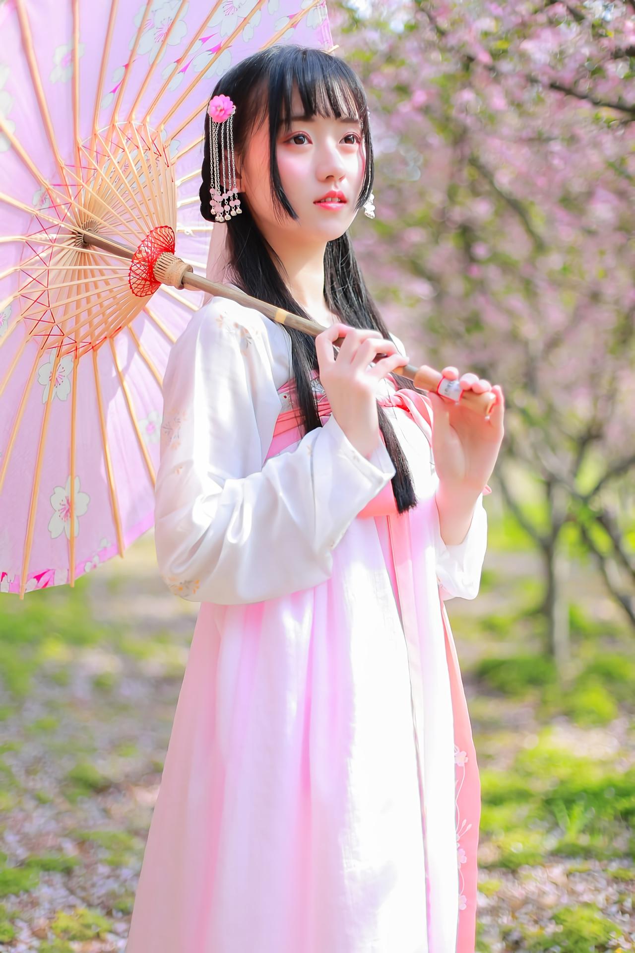 汤音璇撑伞3/4侧面照