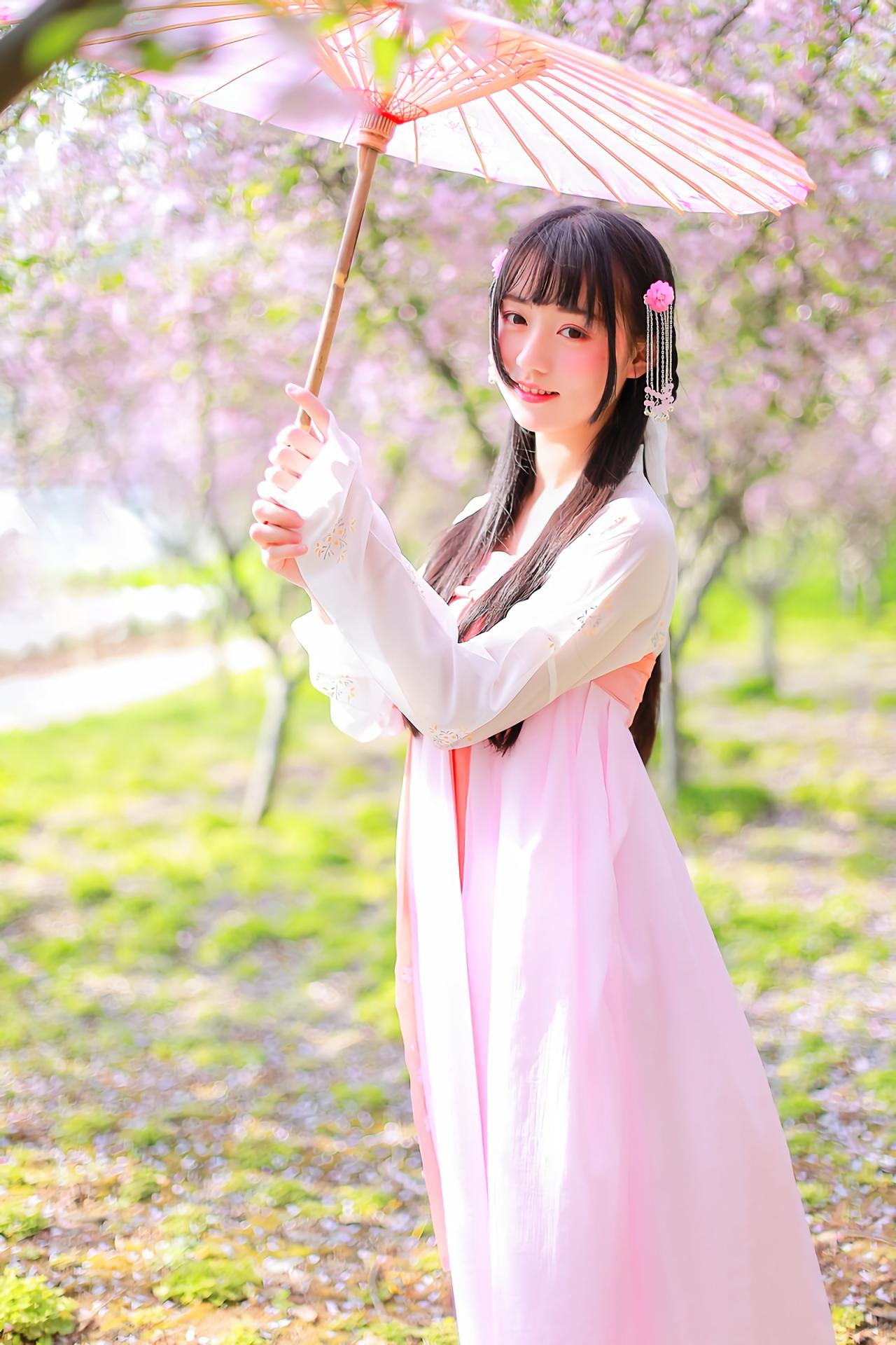 汤音璇撑伞3/4侧面照