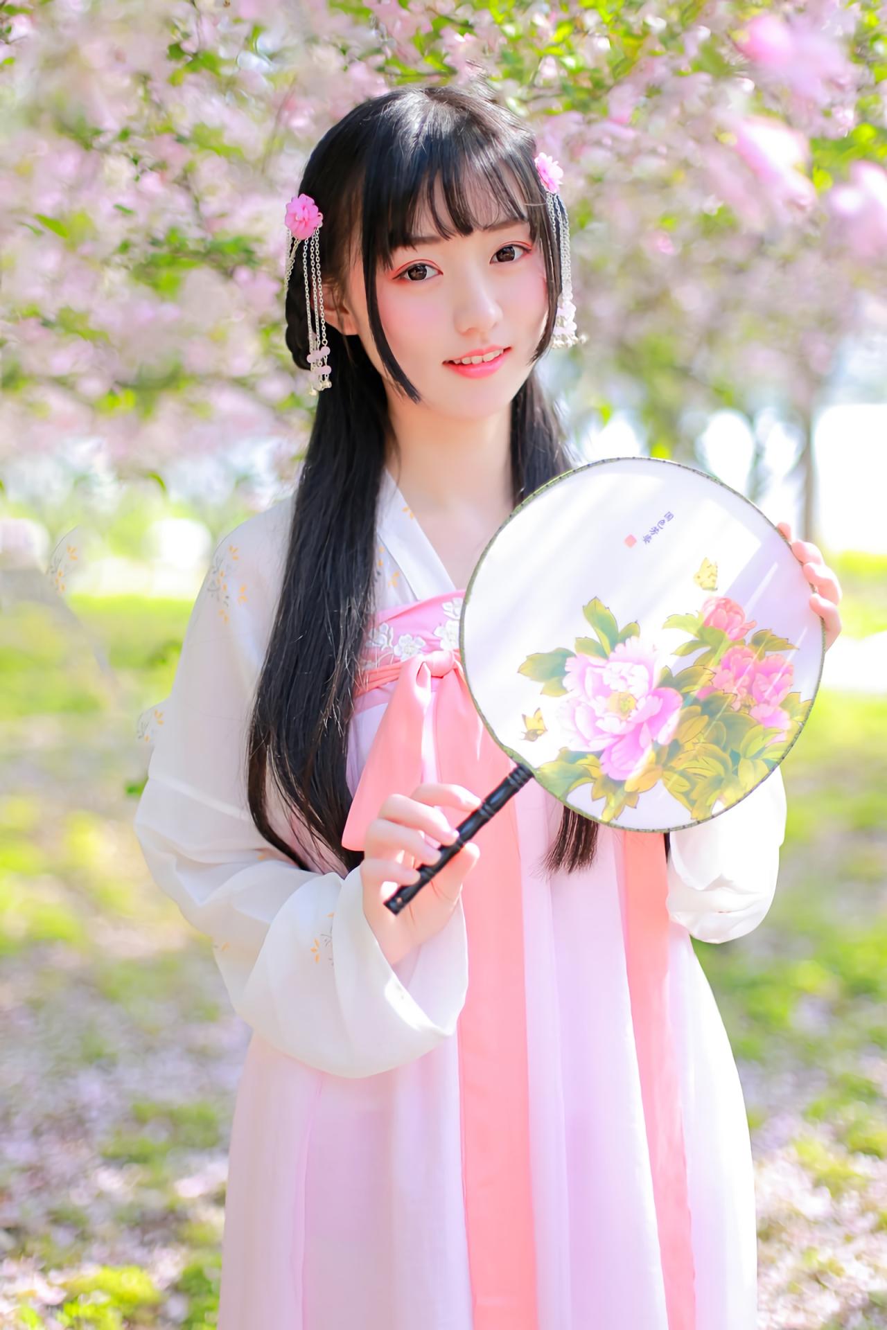 汤音璇持扇正面照